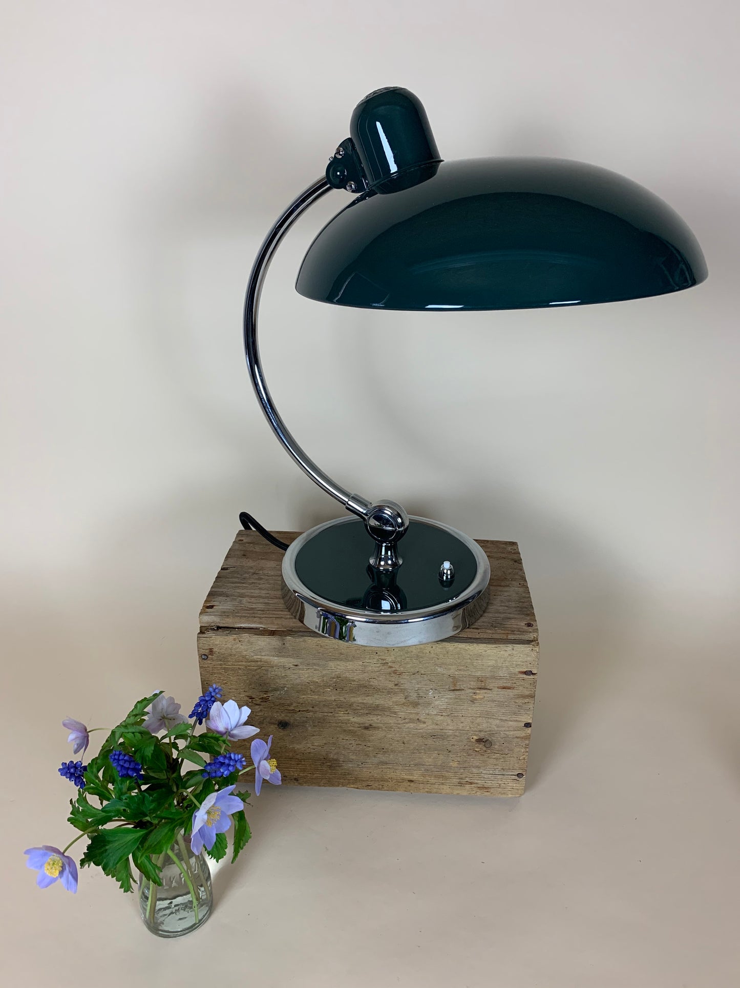 Kaiser Idell 6631 bordlampe i mørk grøn