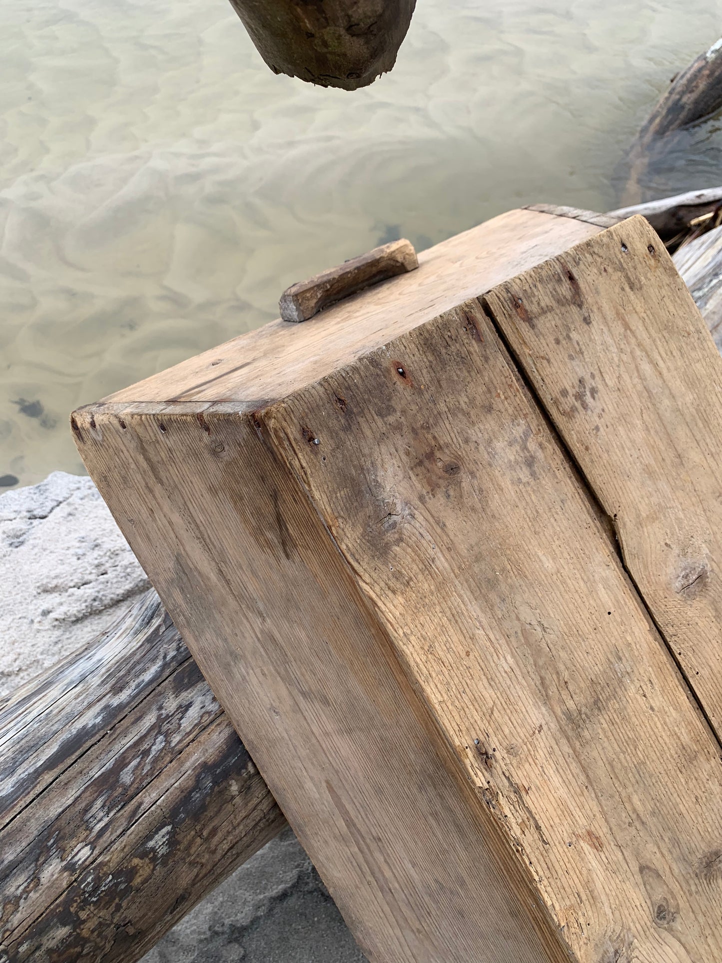 Trug i træ med greb