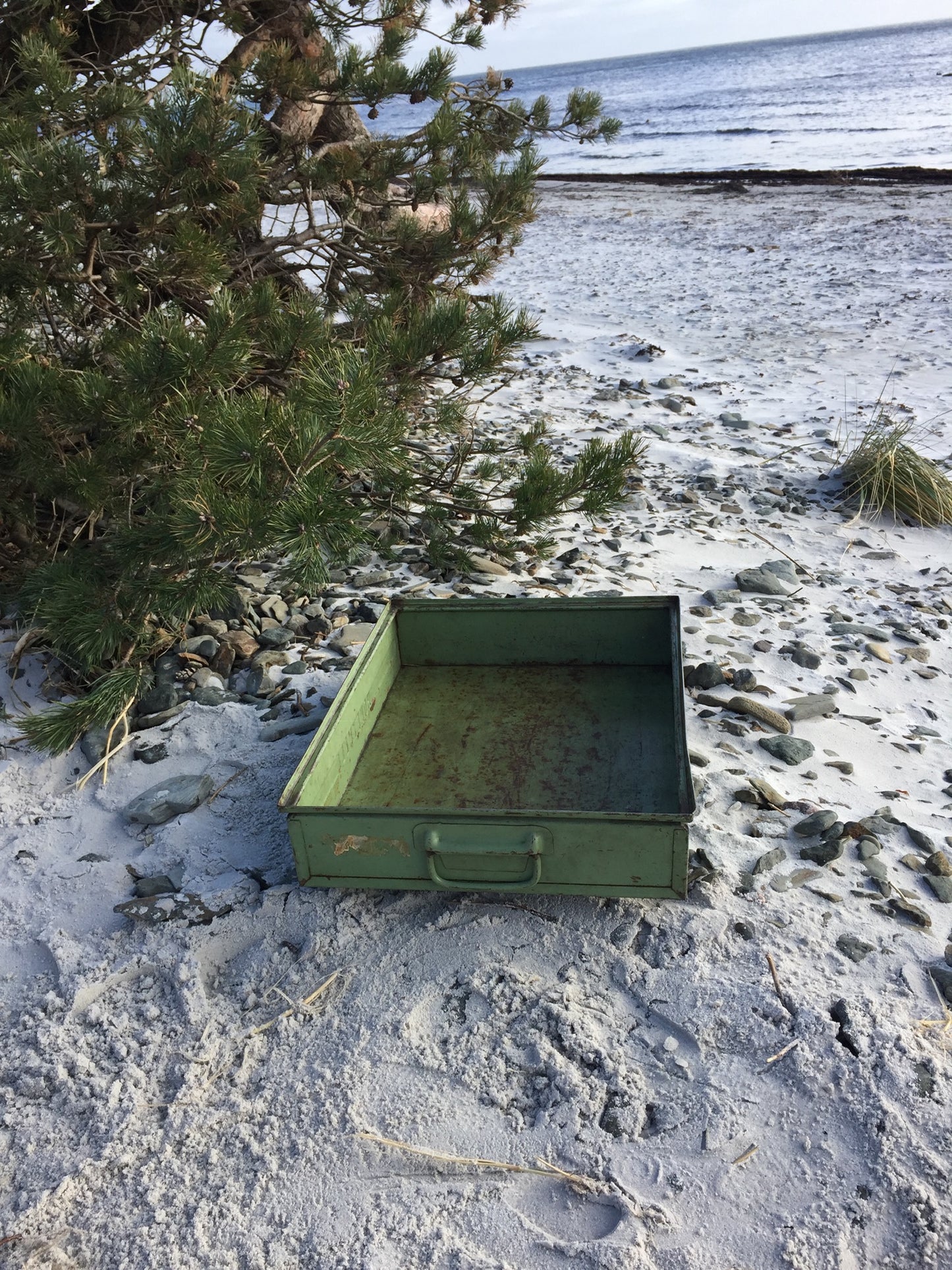 Grøn metalkasse med patina