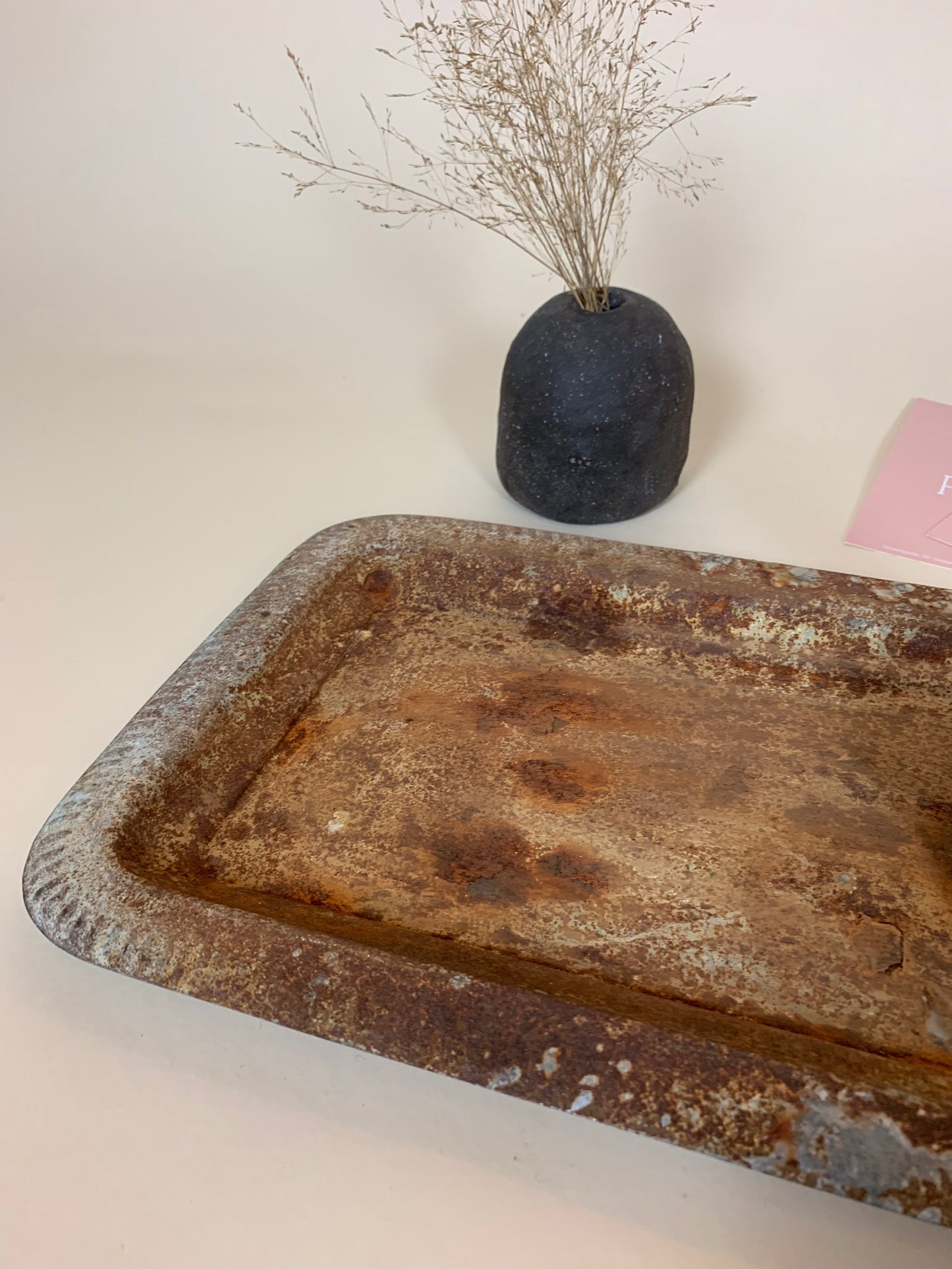 Dekorativ bakke med masser af patina