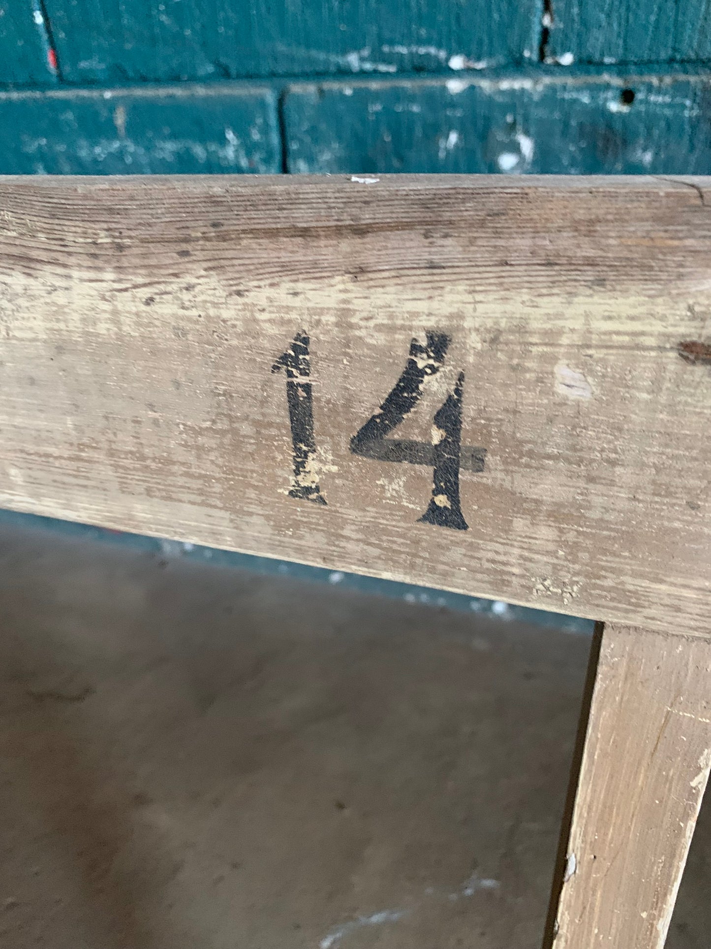 Skøn lang bænk med fine detaljer - kommer fra et hotel på Bornholm