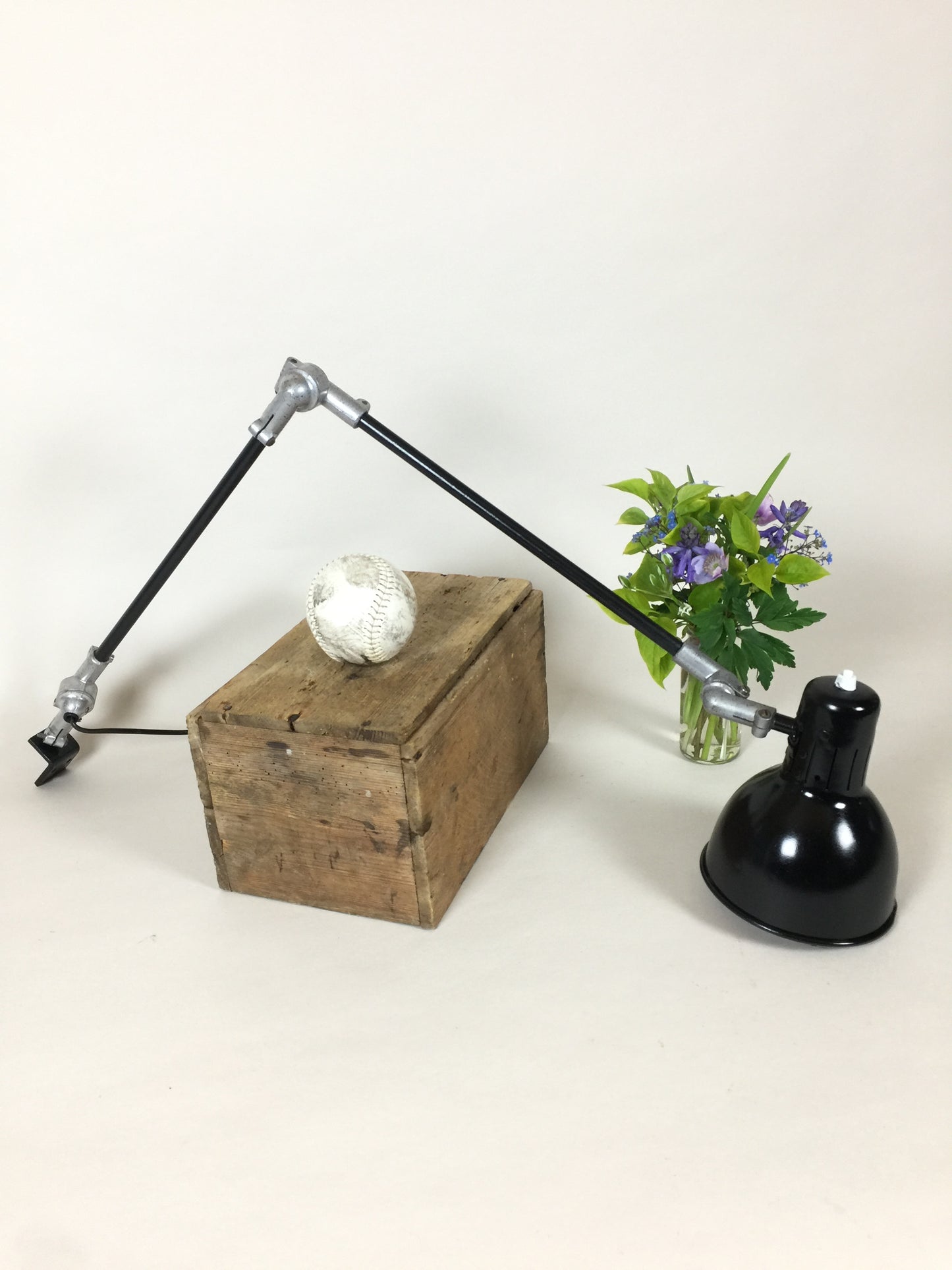 Rijo væglampe med små bidmærker fra tidens tand