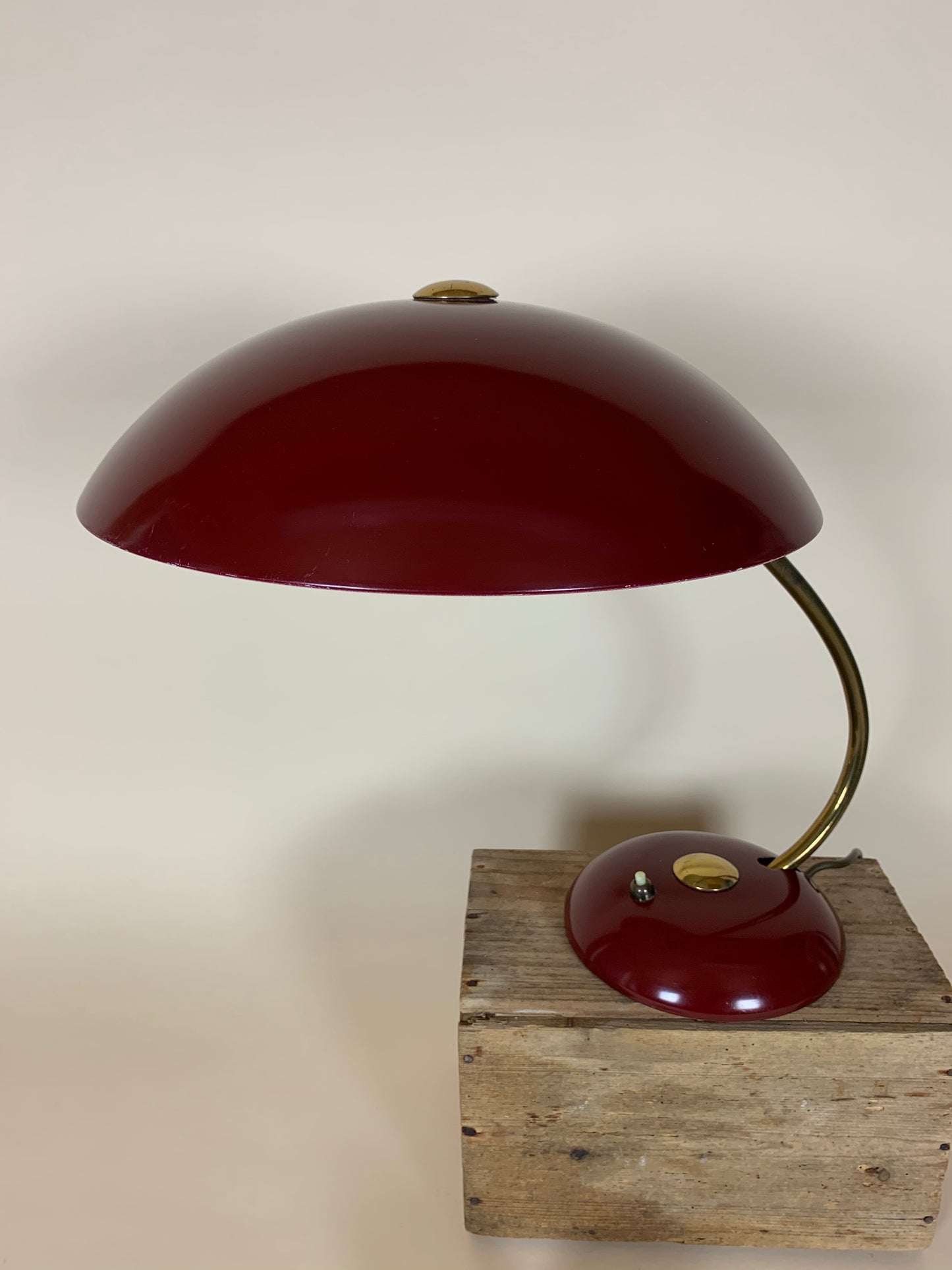 Helo vintagelampe i mørk rød