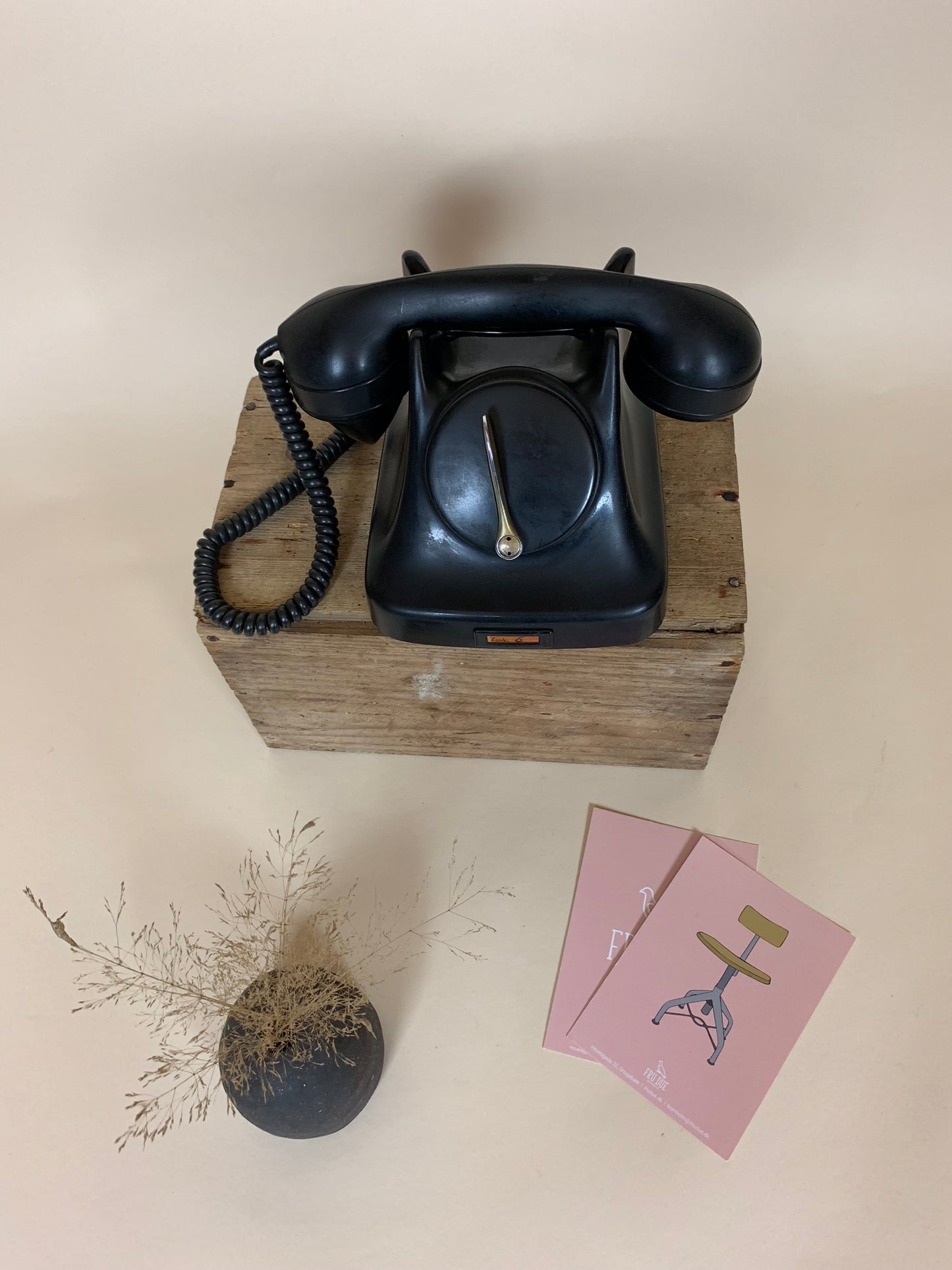 Gammel sort bakelit telefon