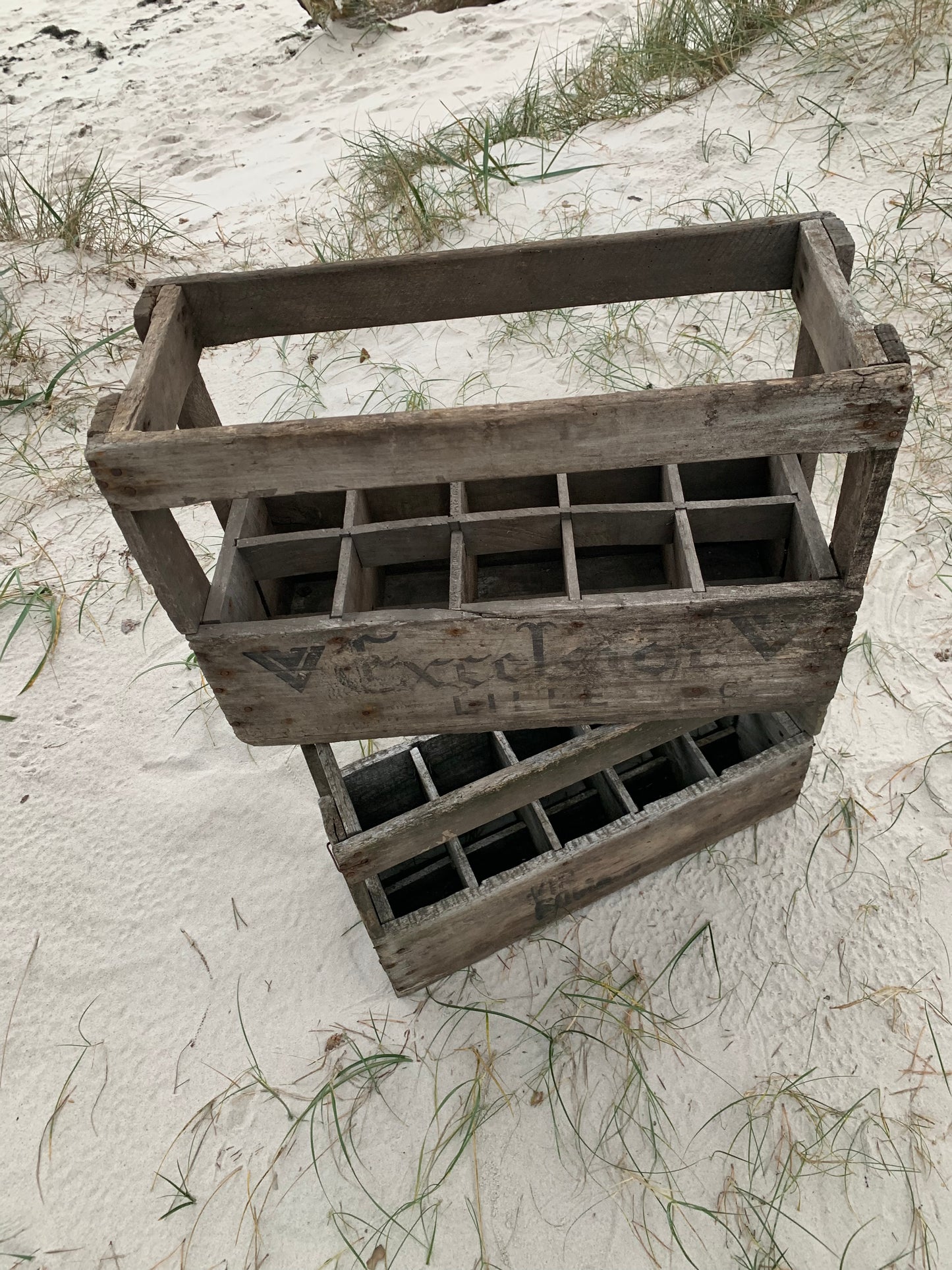 Gammel flaskekasse med patina