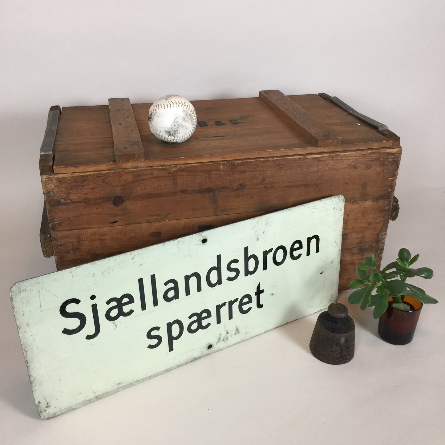 Skilt fra bro i København
