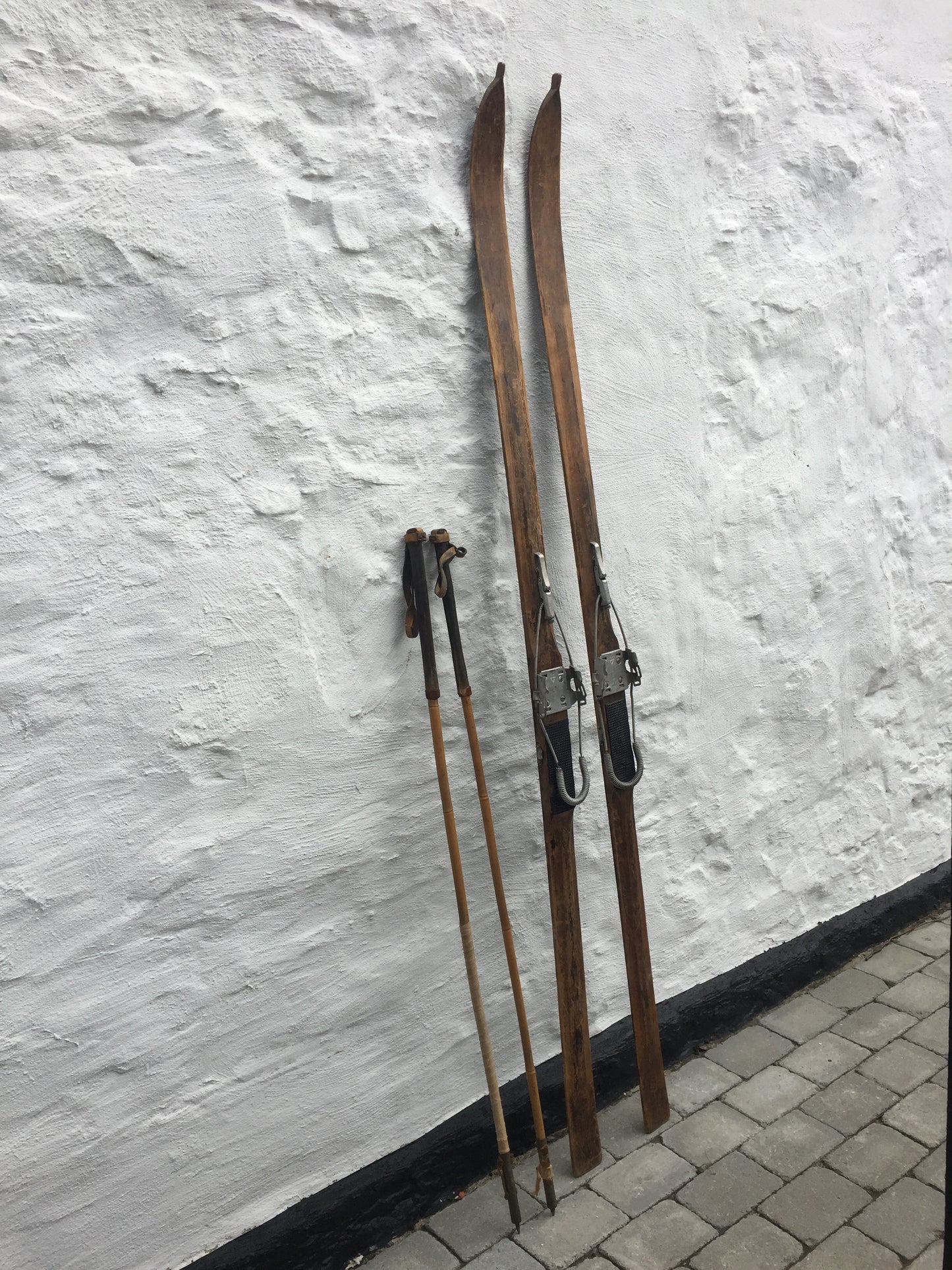 Smukke og dekorative gamle ski med stave