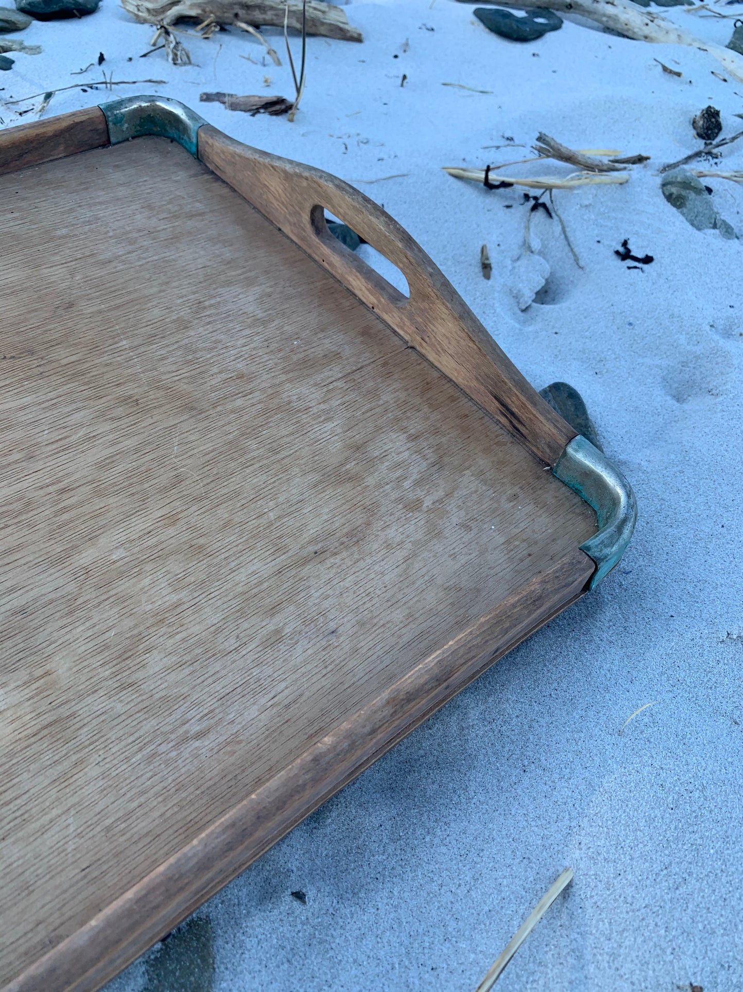 Bakke i træ med lækre detaljer