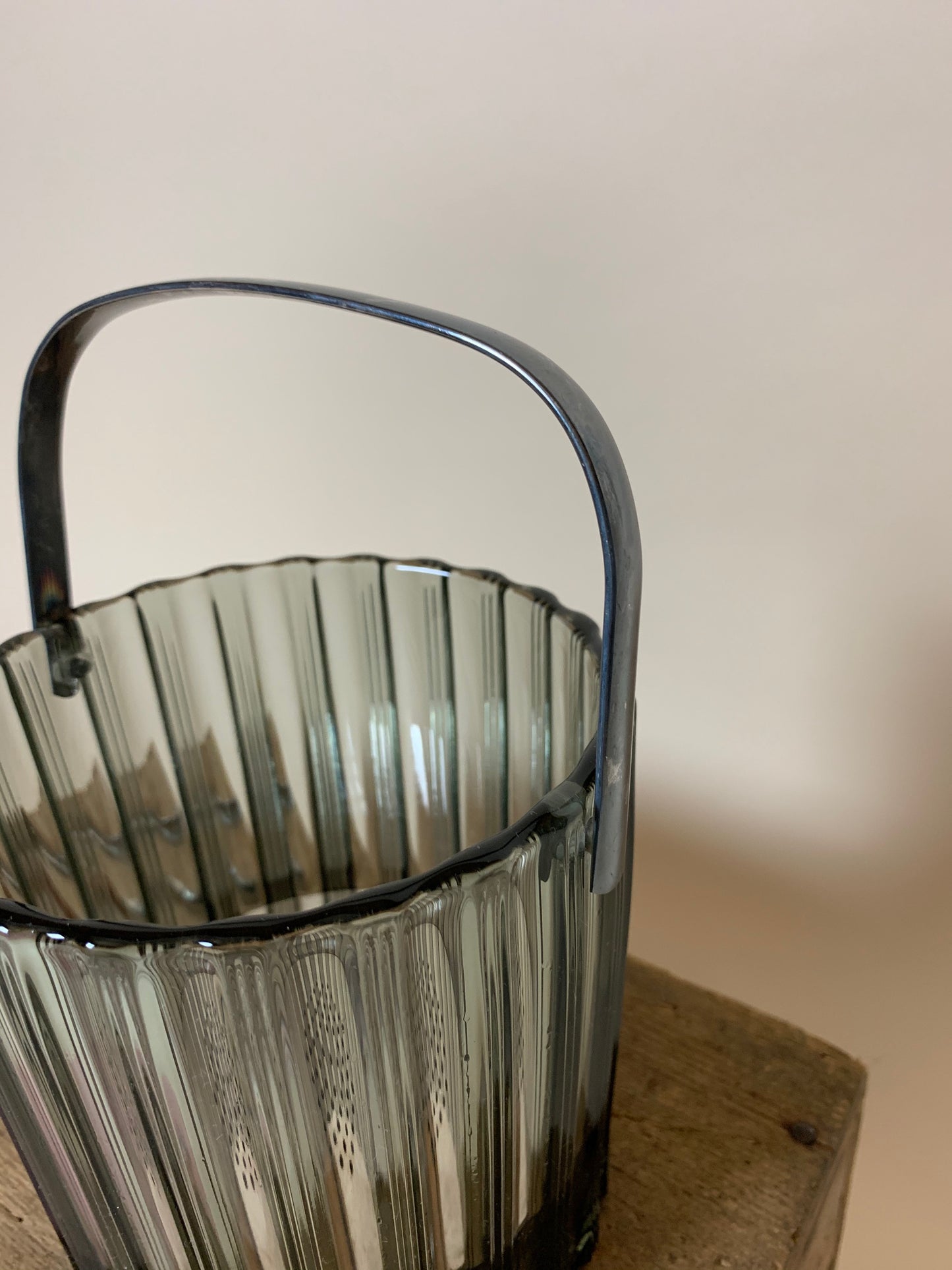 Isspand i røgfarvet glas med tang
