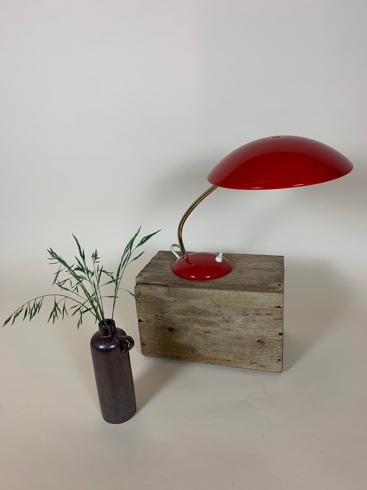 Kaiser Idell 6781 - Rød med messing arm