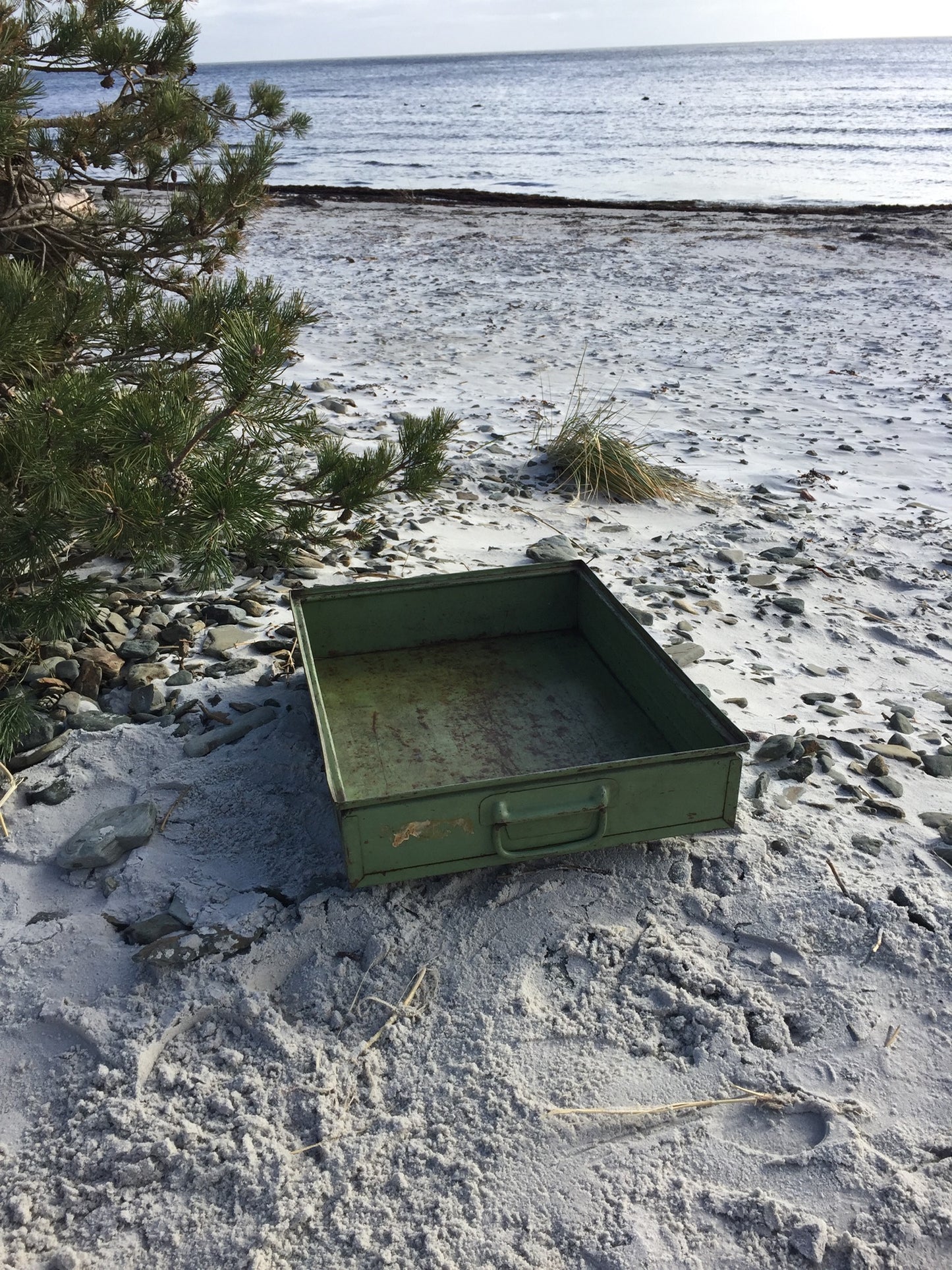 Grøn metalkasse med patina
