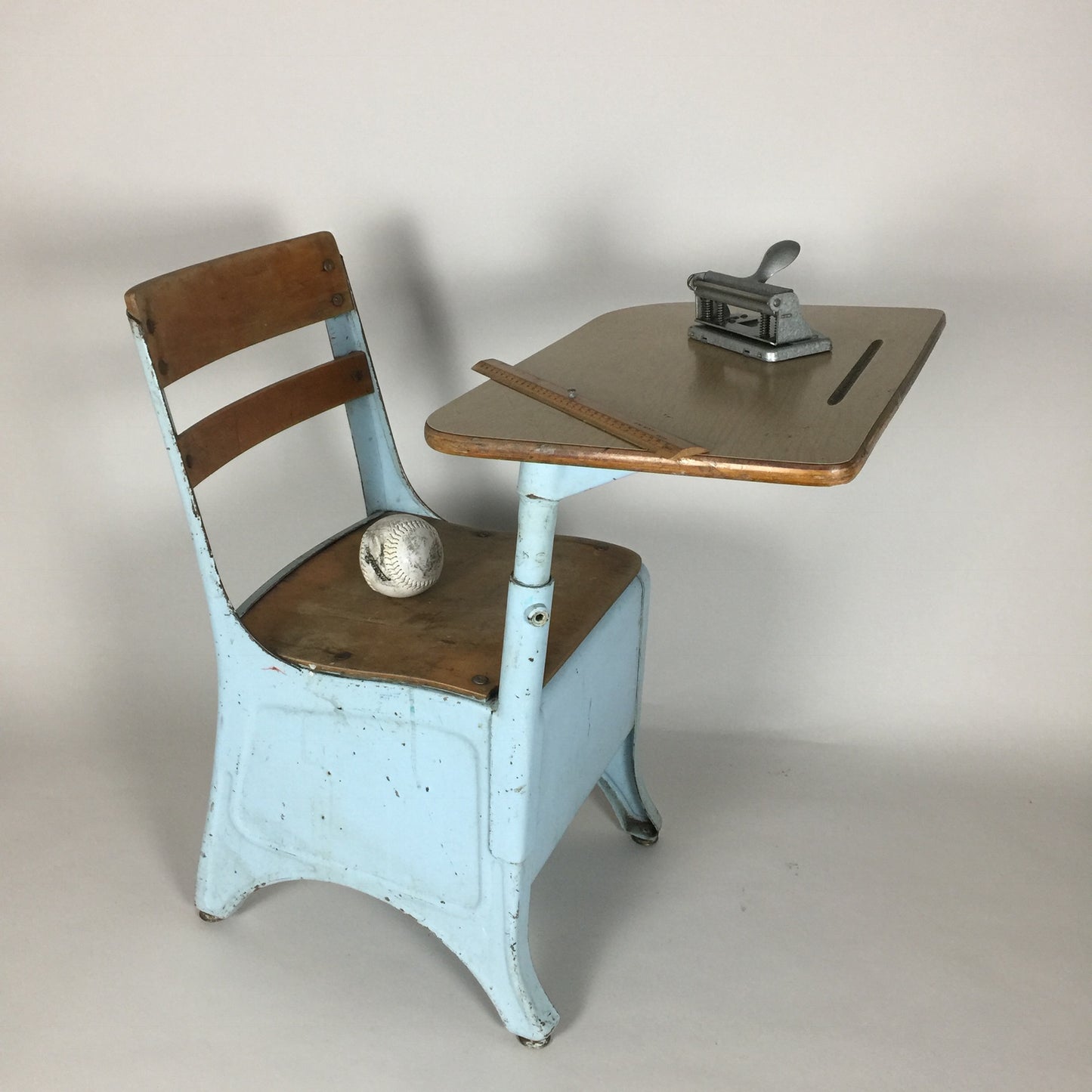 Rå og lækker vintage skolepult fra New York