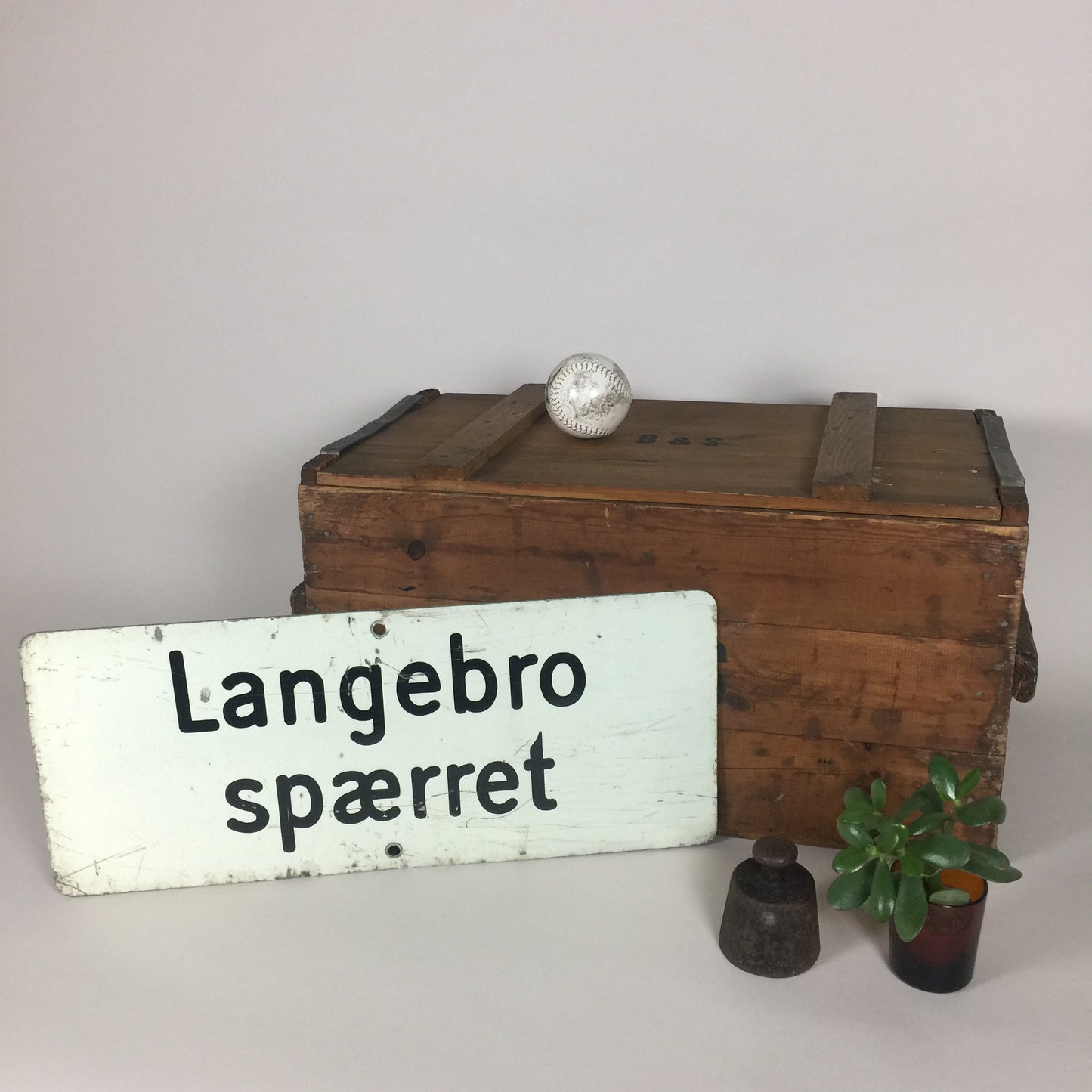 Skilt fra bro i København