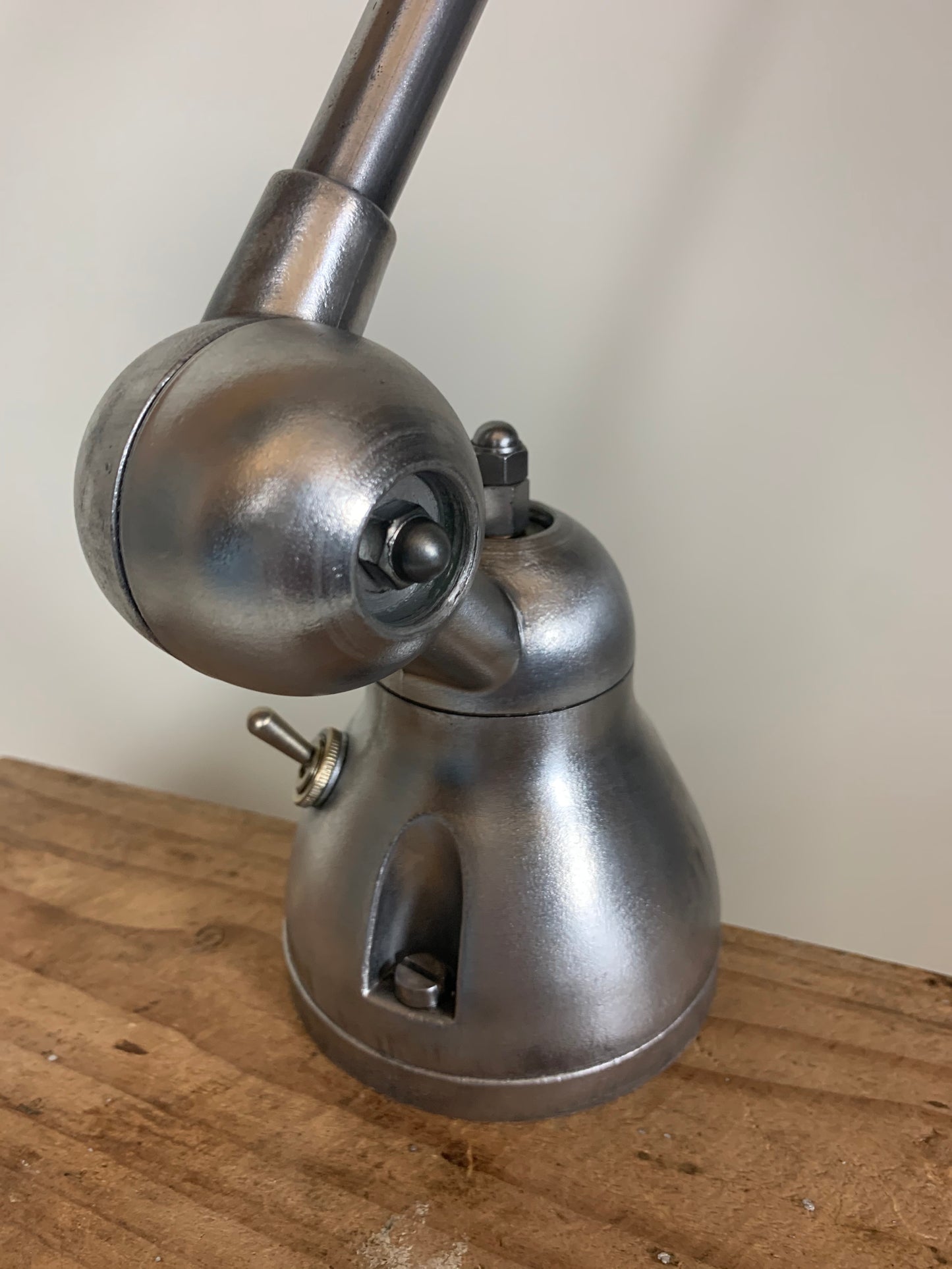 Jieldé lampe med 2 arme og lækkert bordbeslag