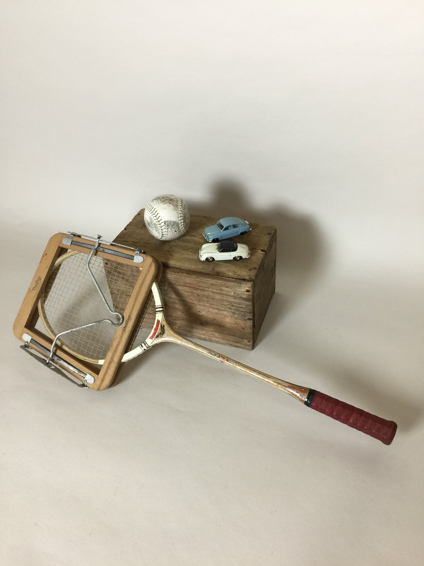 Gammel og dekorativ badmintonketcher med ramme