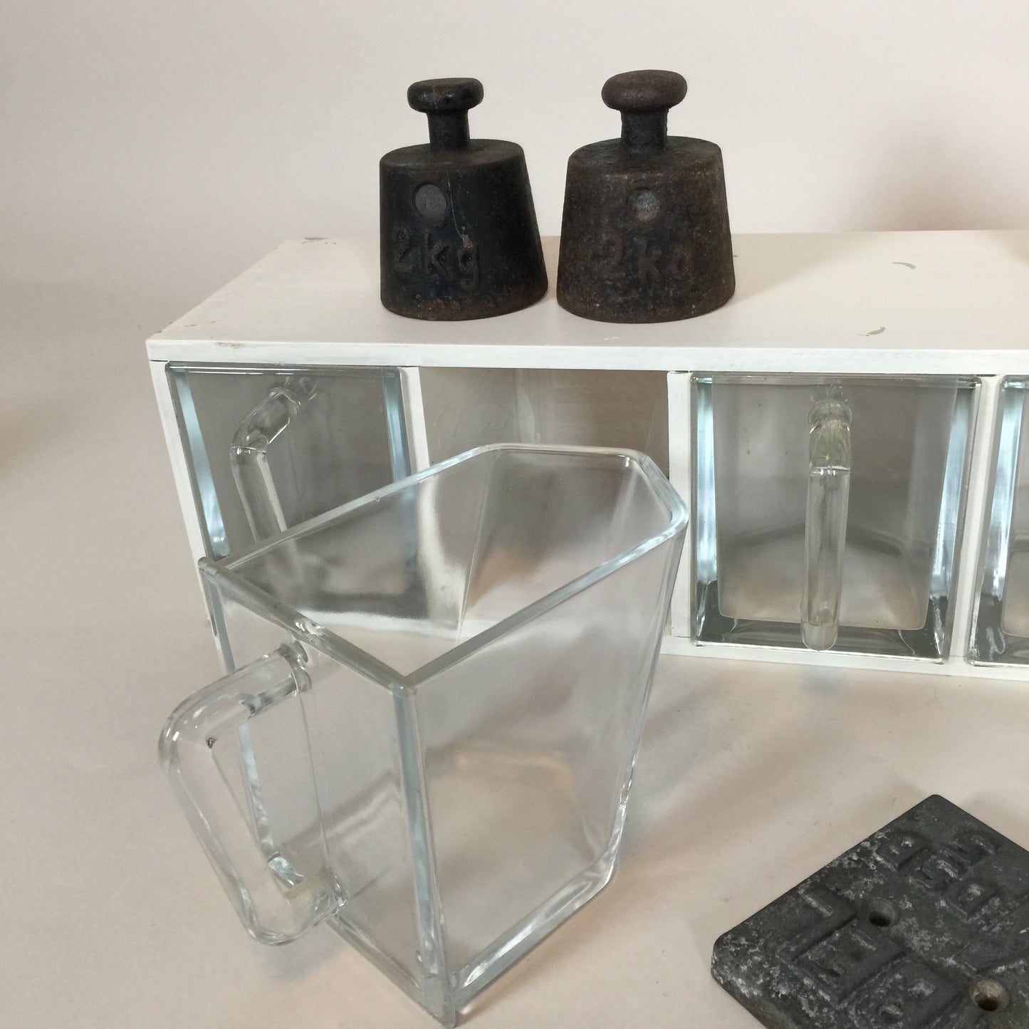 Køkken reol med glasskuffer