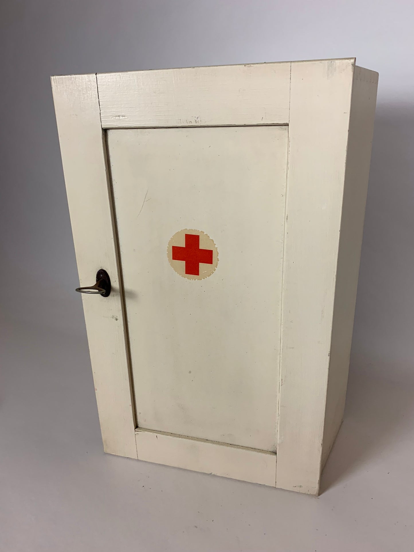Medicinskab med indhold