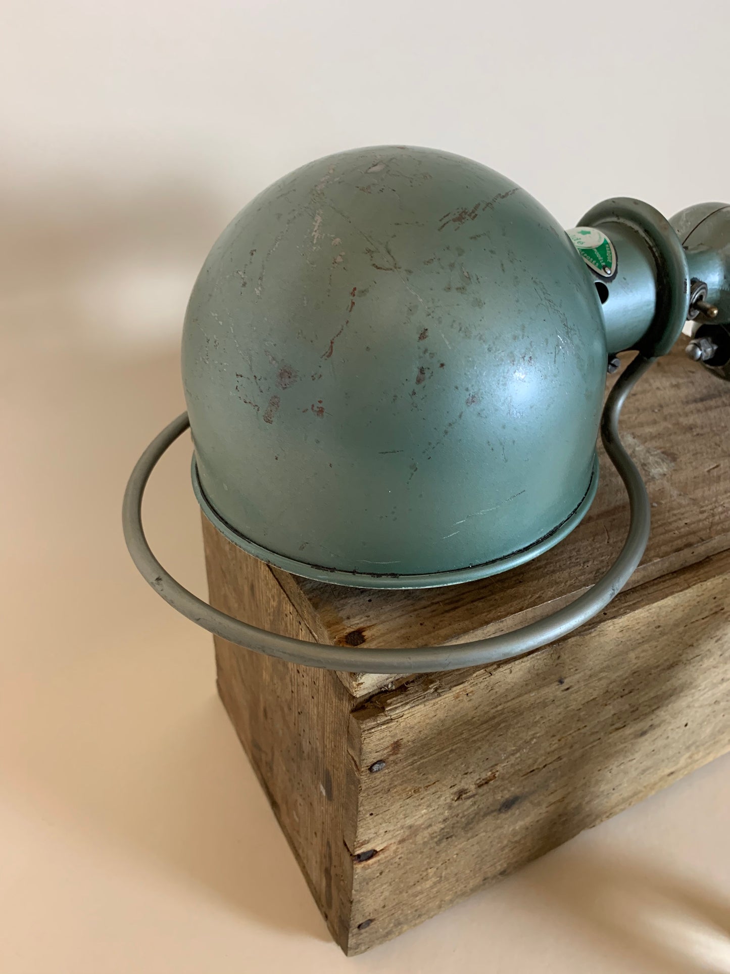 Grøn Jieldé væglampe med masser af patina