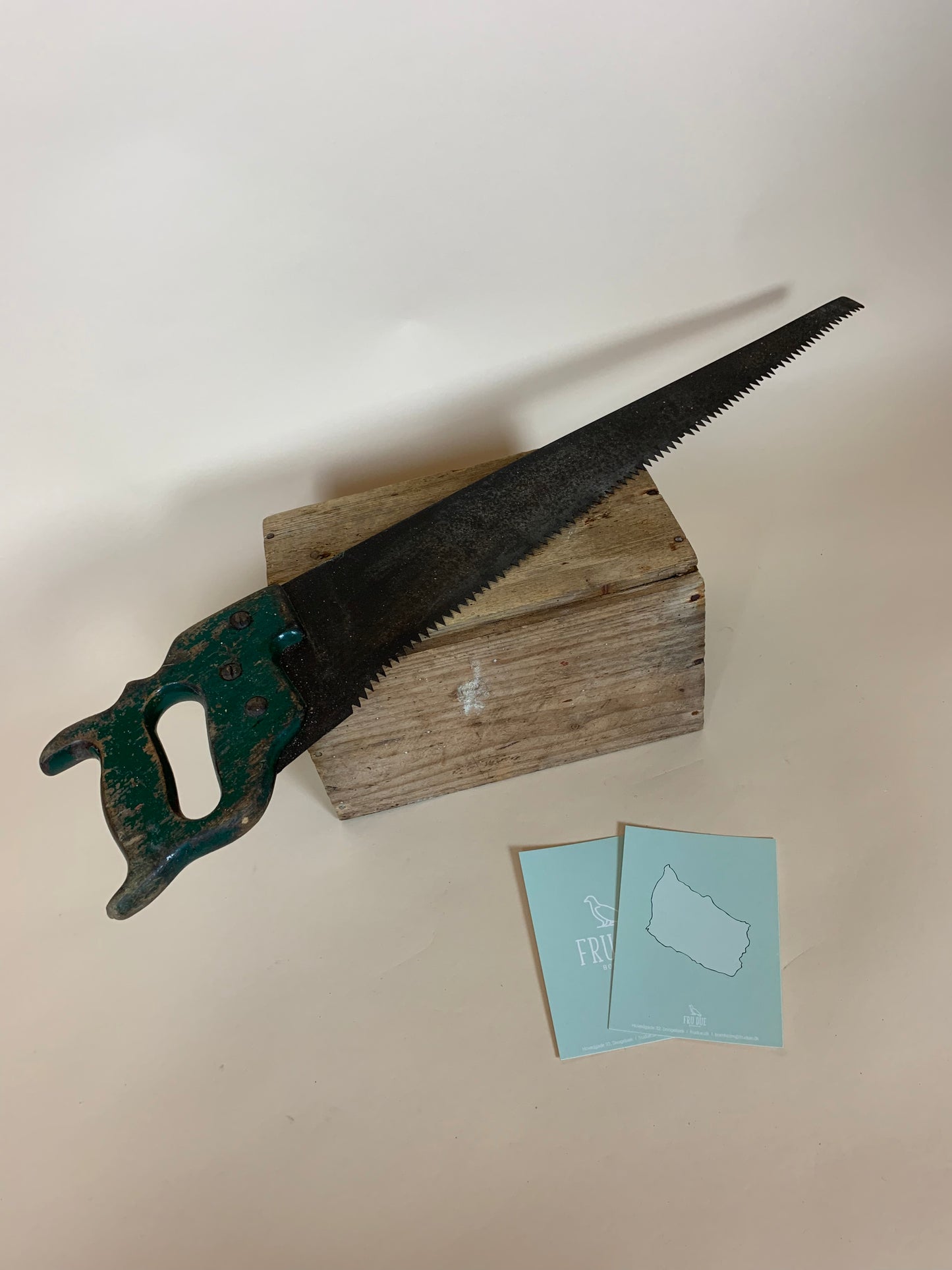 Gammel sav med grønt trægreb