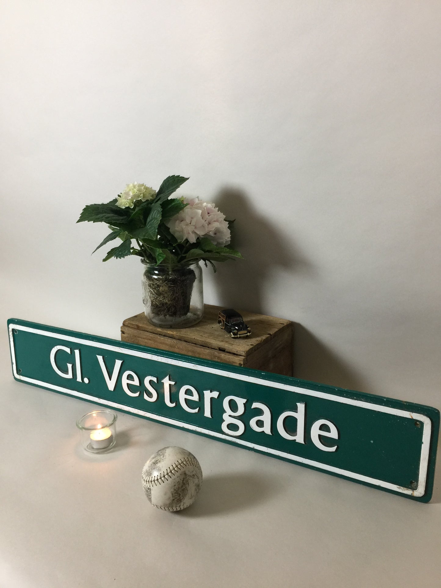 Slingrer ned ad Vestergade - Fint grønt vejskilt