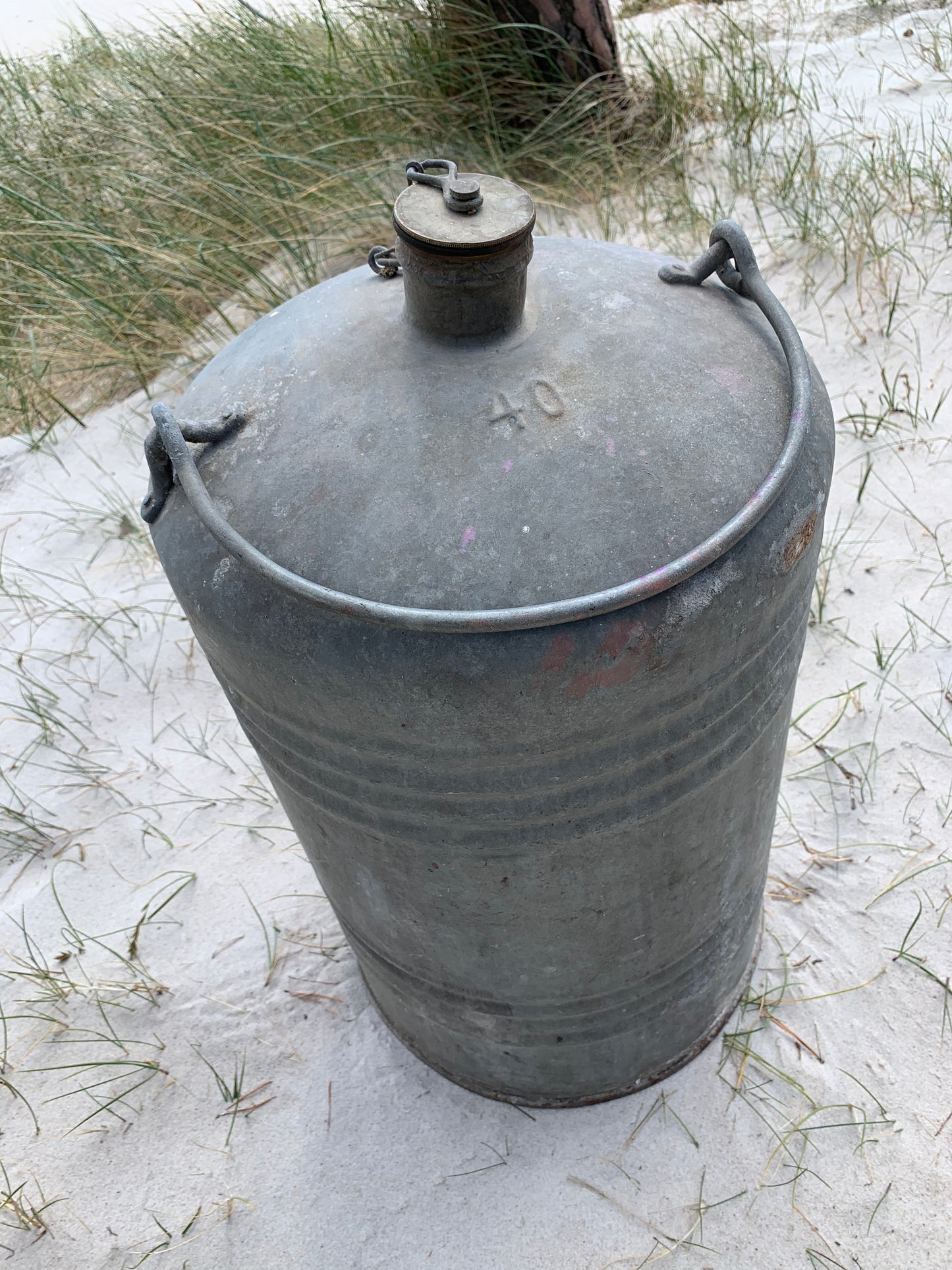 Stor patineret benzindunk 40 L.