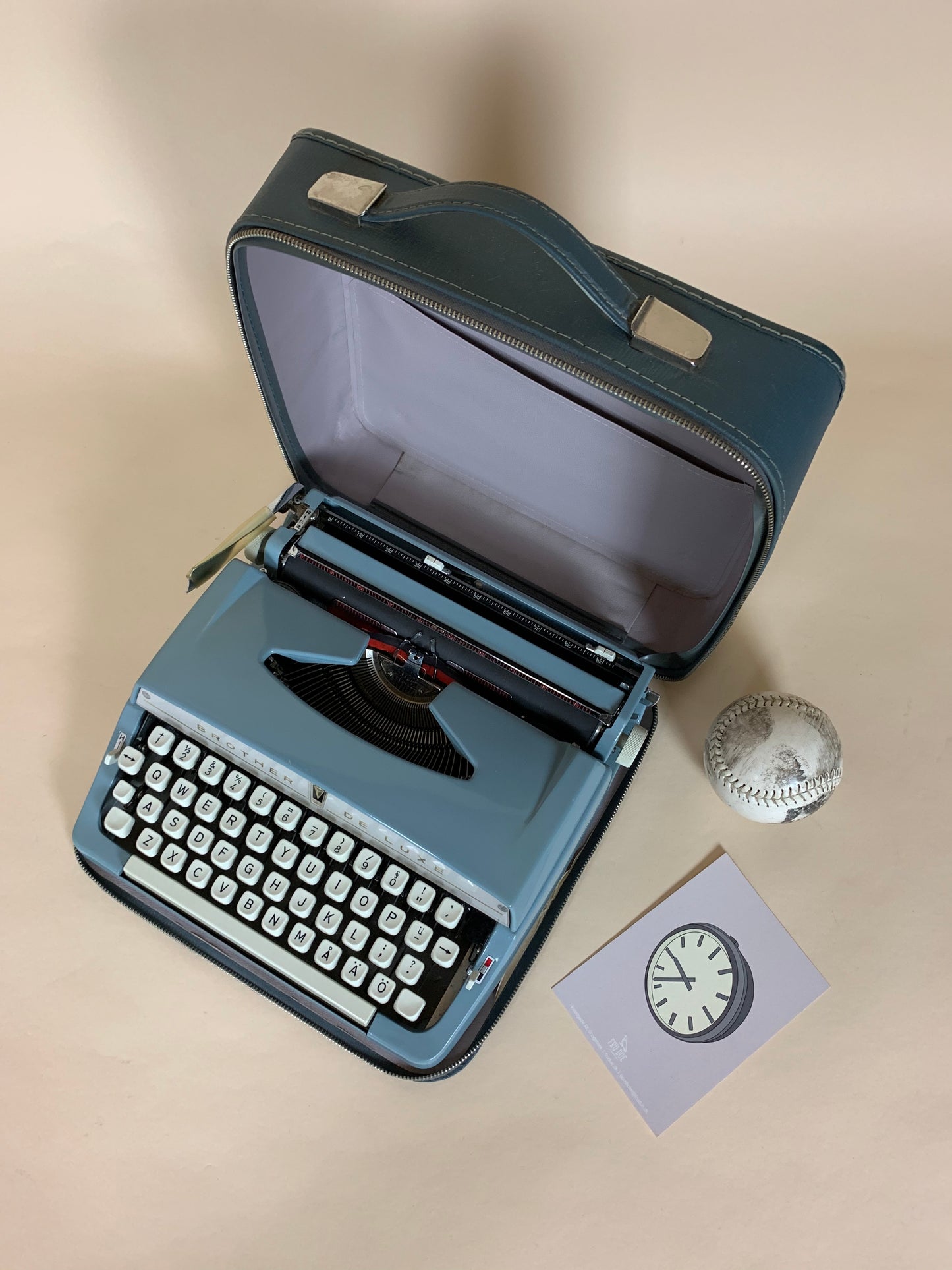 Skrivemaskine i fin lyseblå farve