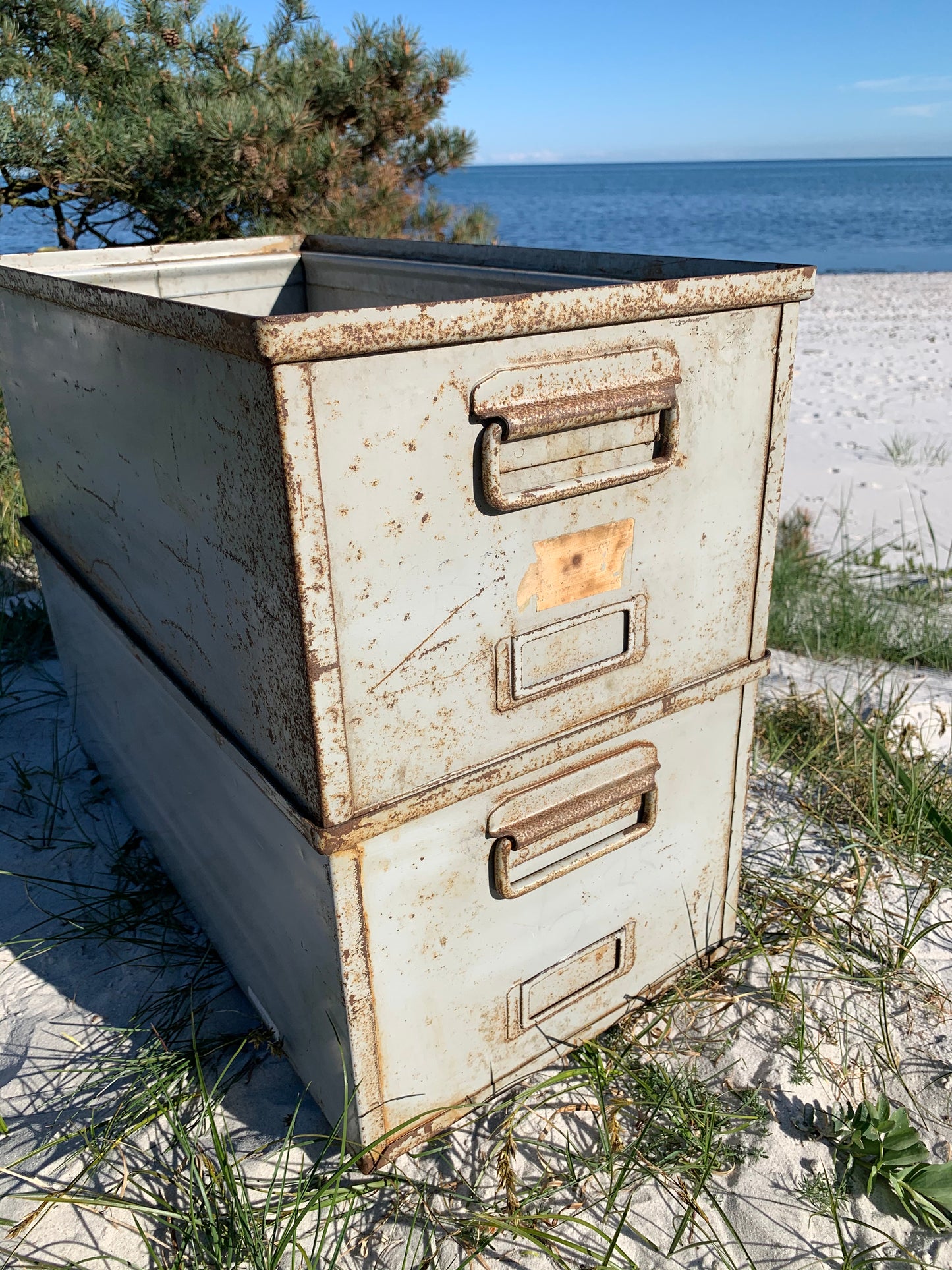 Grå metalkasse med masser af lækker patina