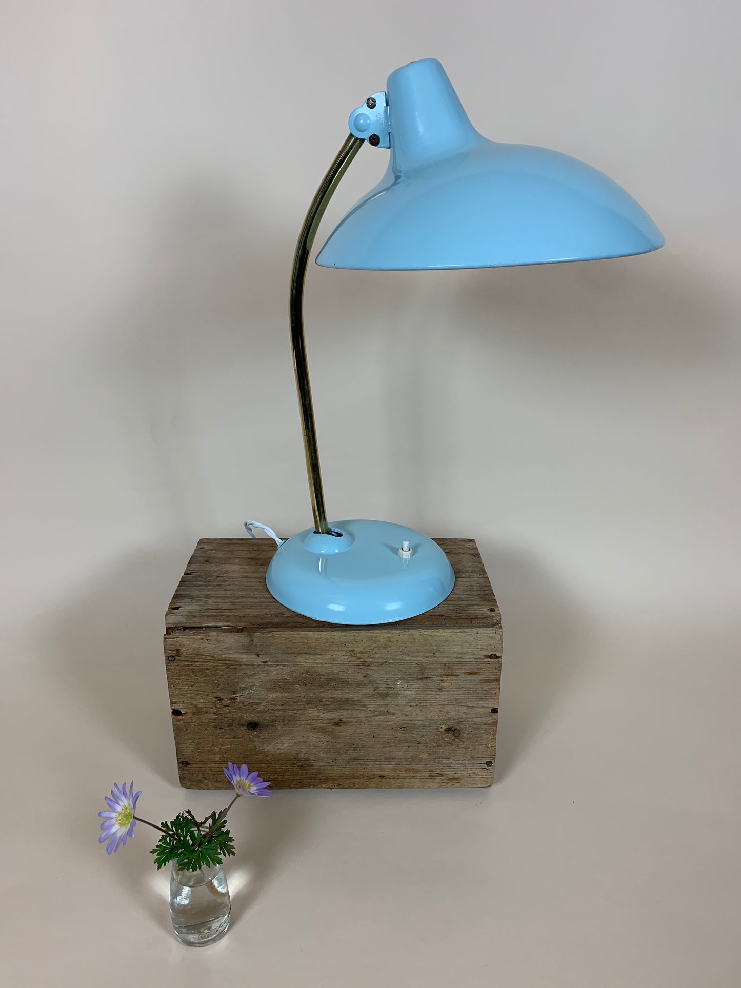 Christian Dell lampe 6786 i lyseblå med messingarm
