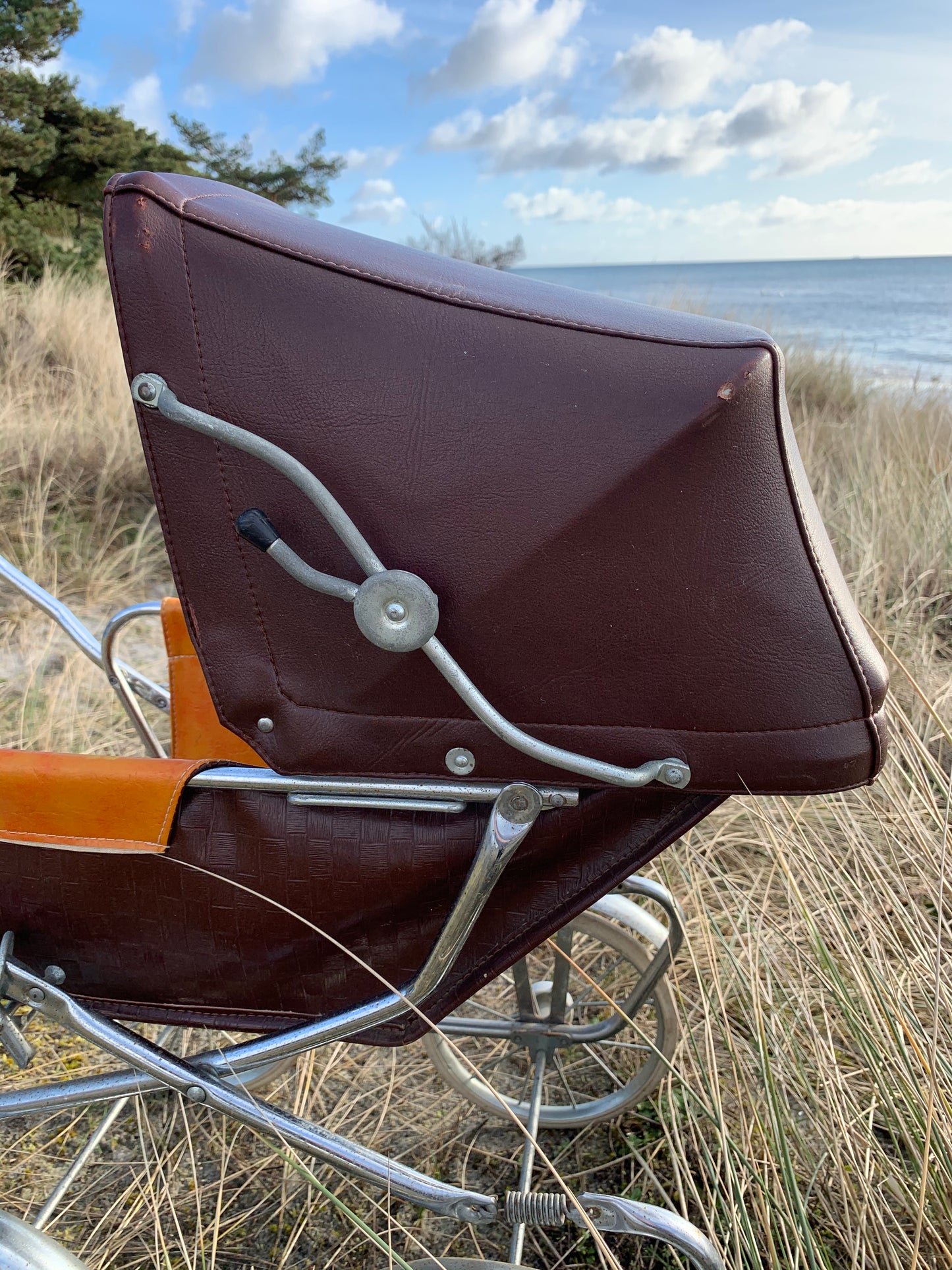 Brun klapvogn til dukker