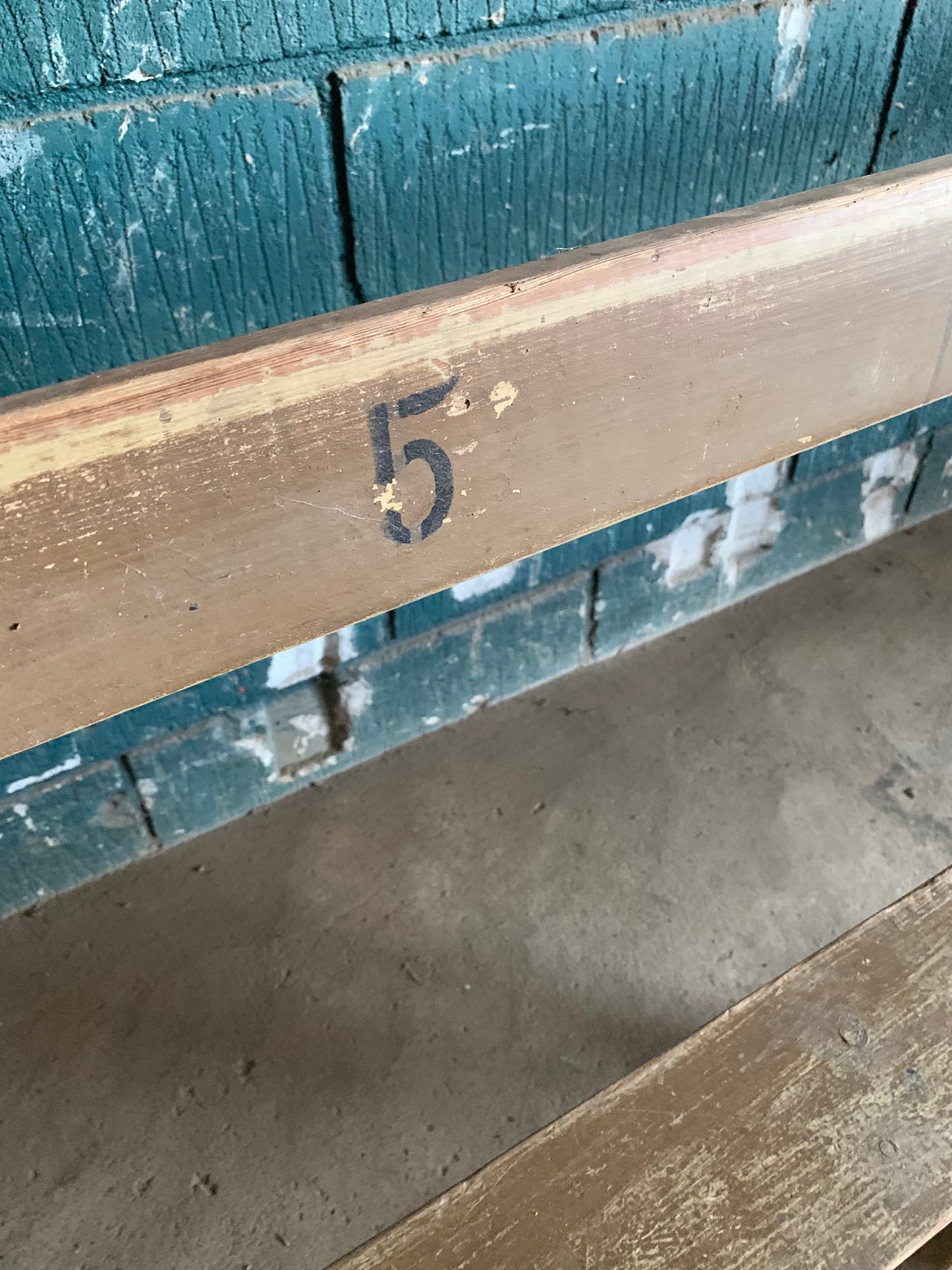 Skøn lang bænk med fine detaljer - kommer fra et hotel på Bornholm