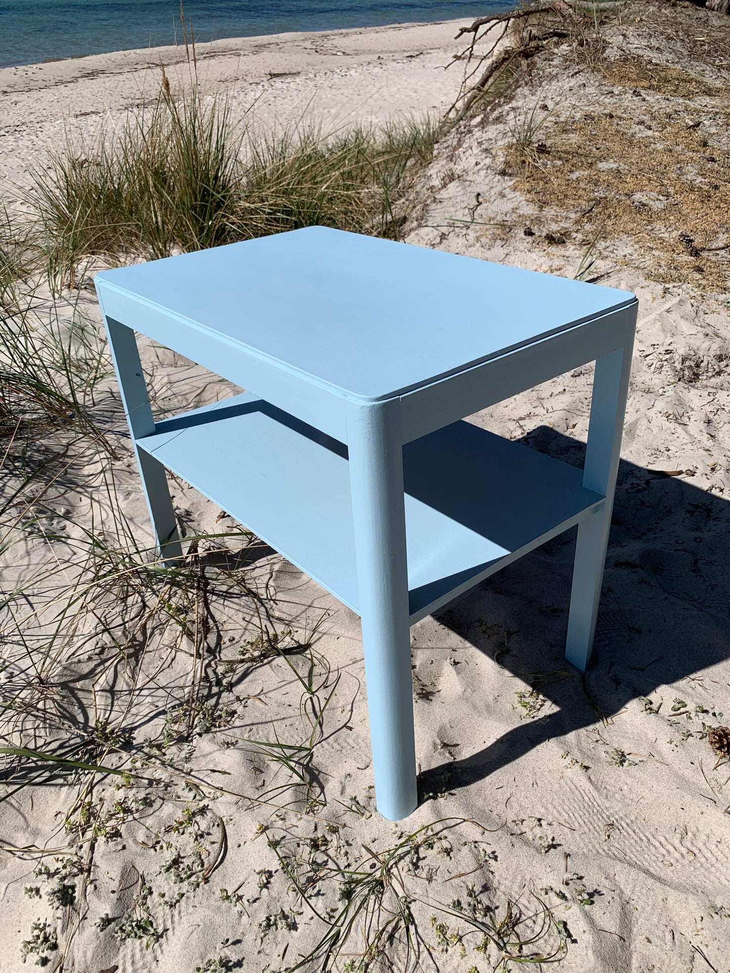 Bord i lyseblå med hylde