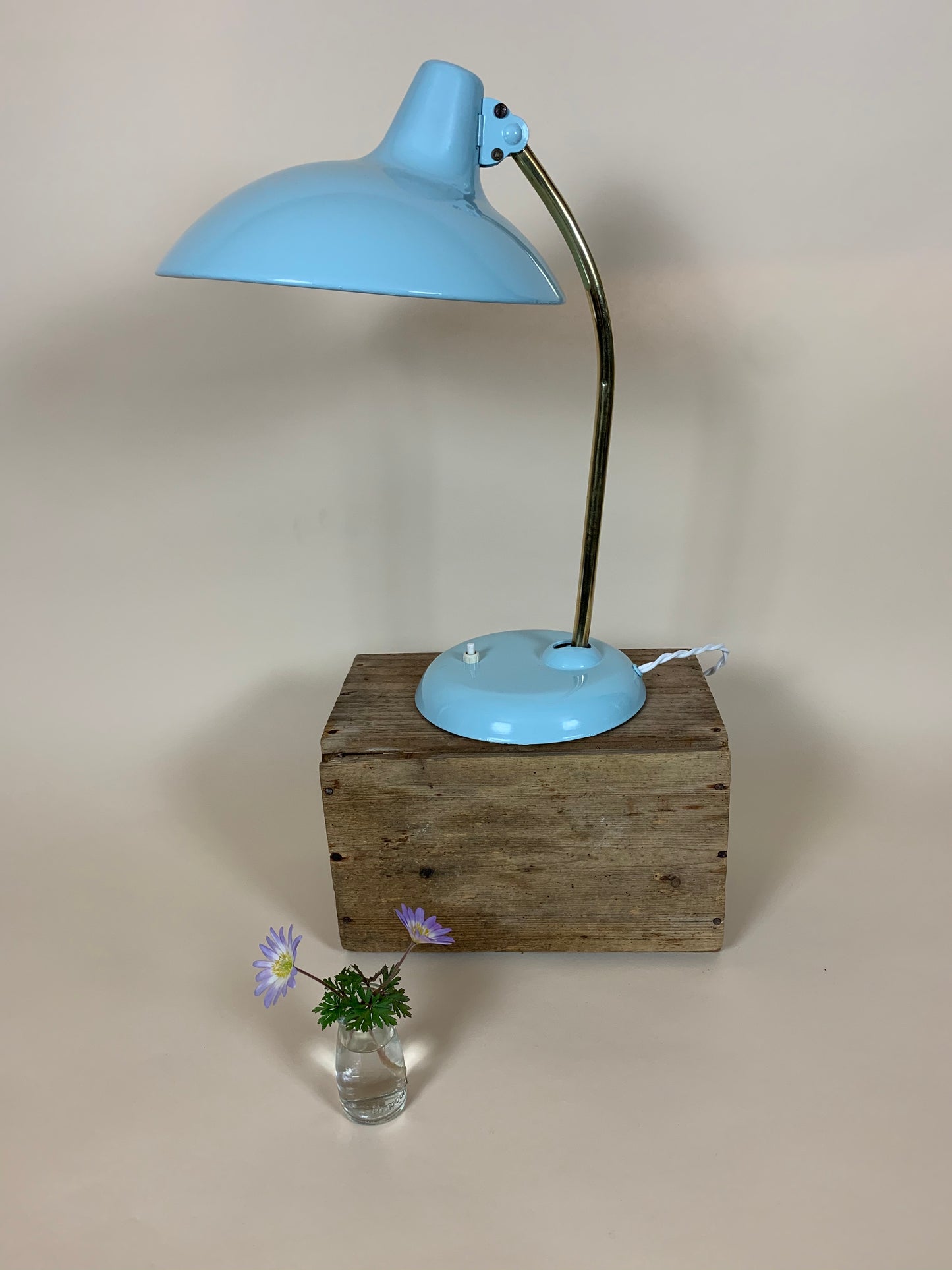 Christian Dell lampe 6786 i lyseblå med messingarm