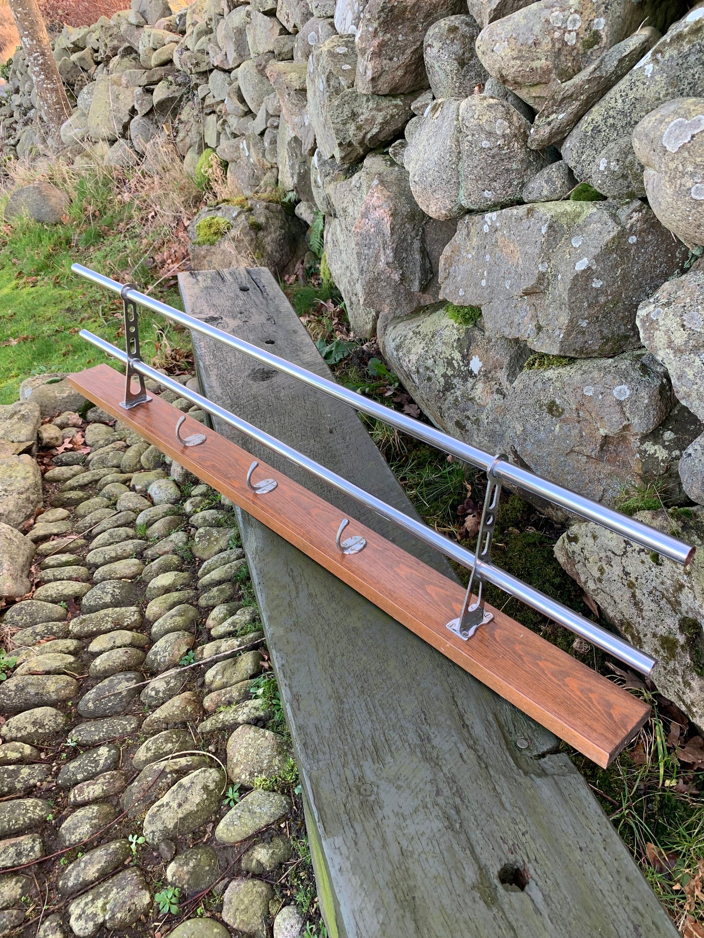 Hattehylde med knager