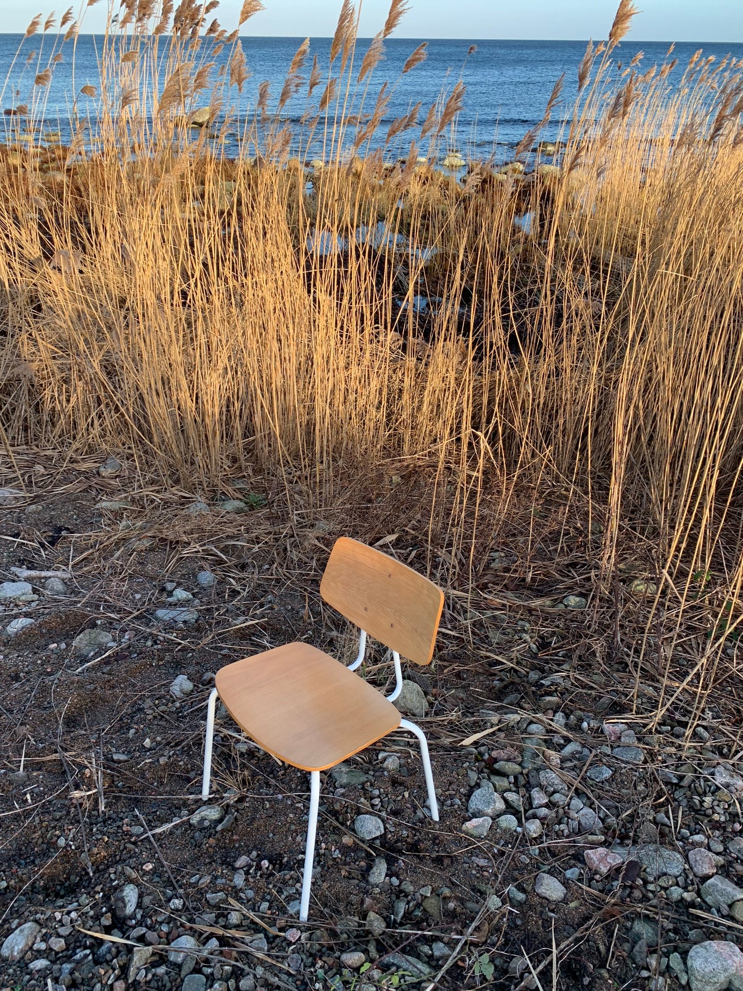 Fin træstol med hvide ben