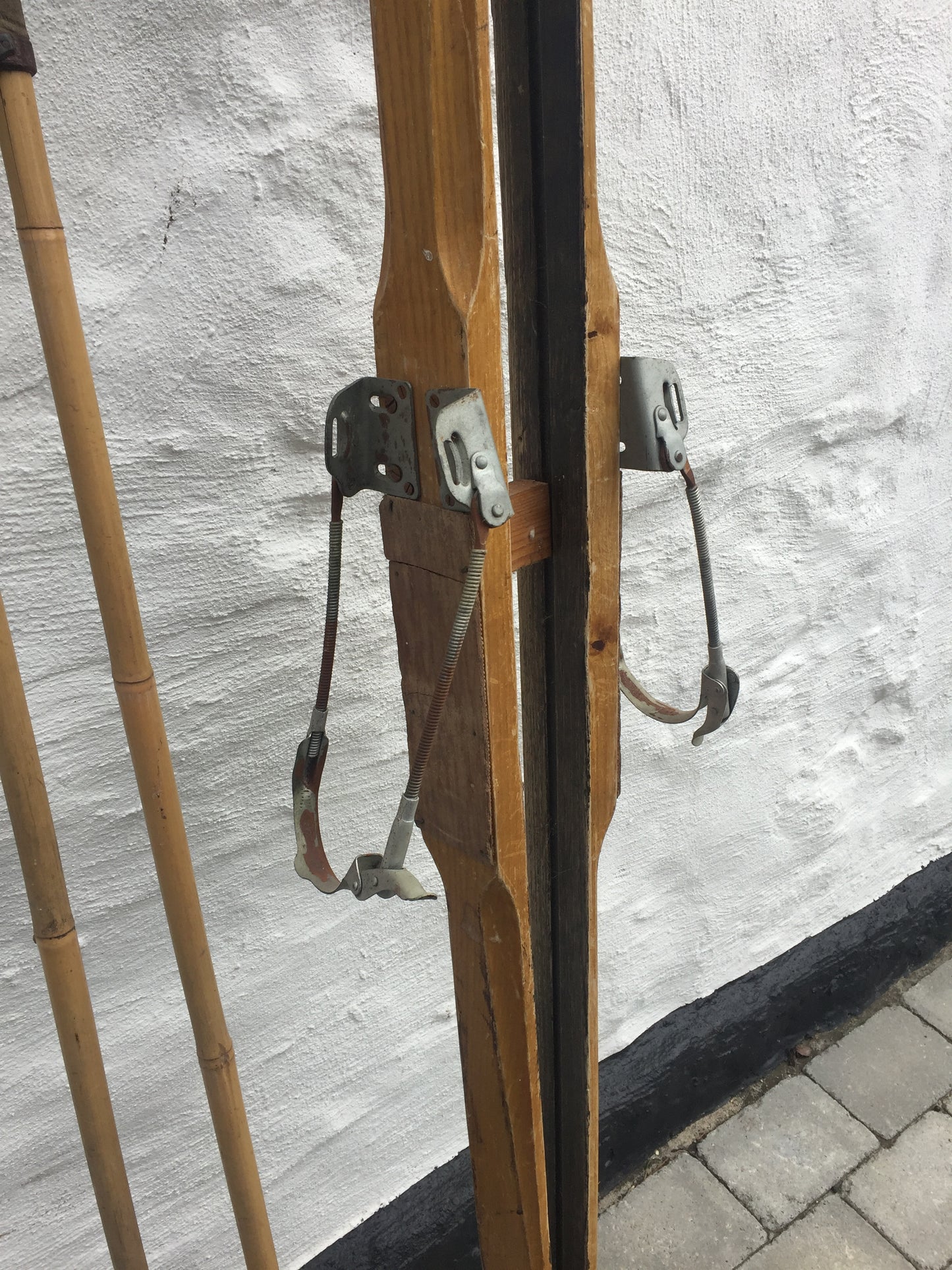 Smukke og dekorative gamle ski med stave