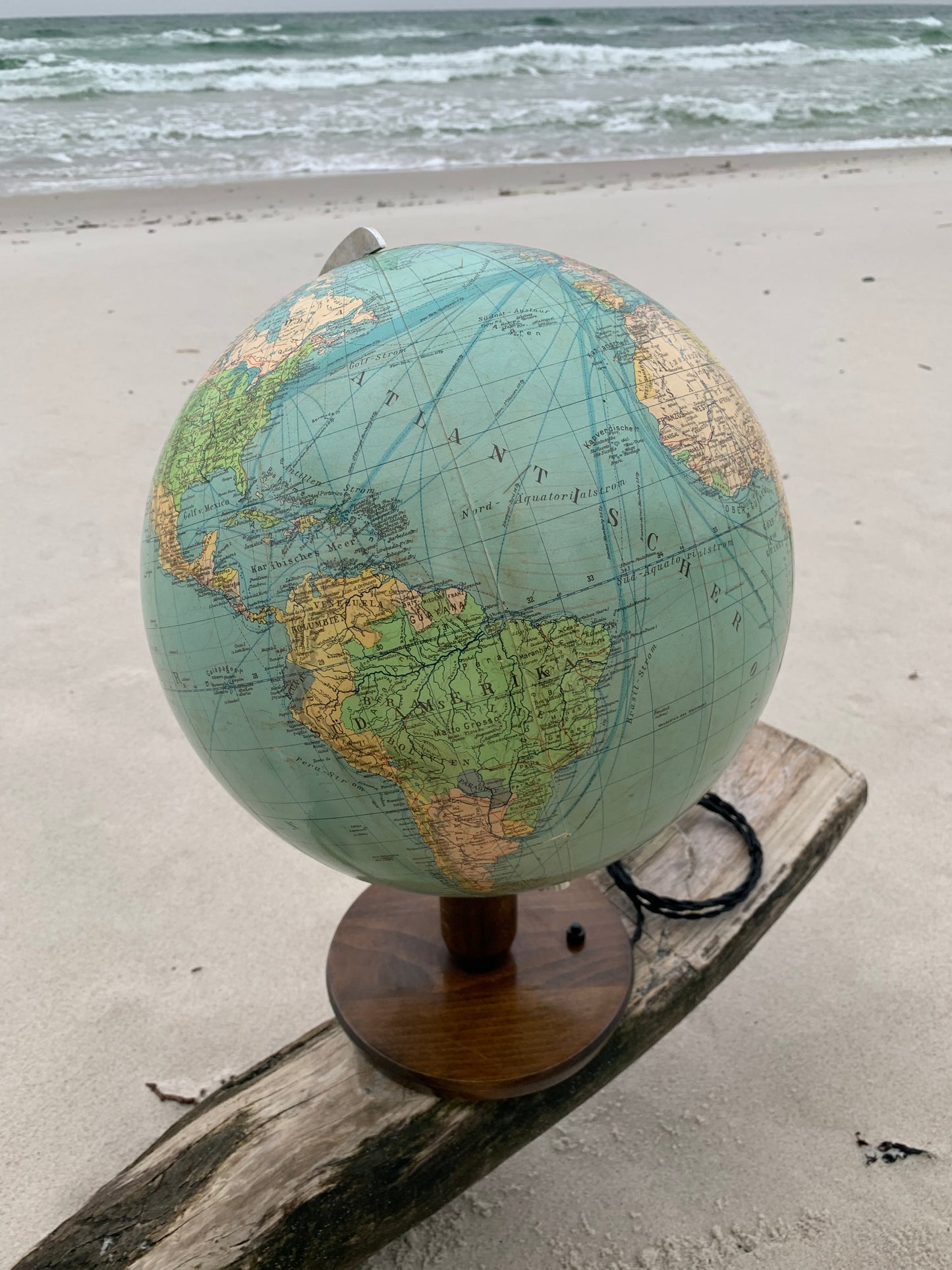 Globus i glas med lys