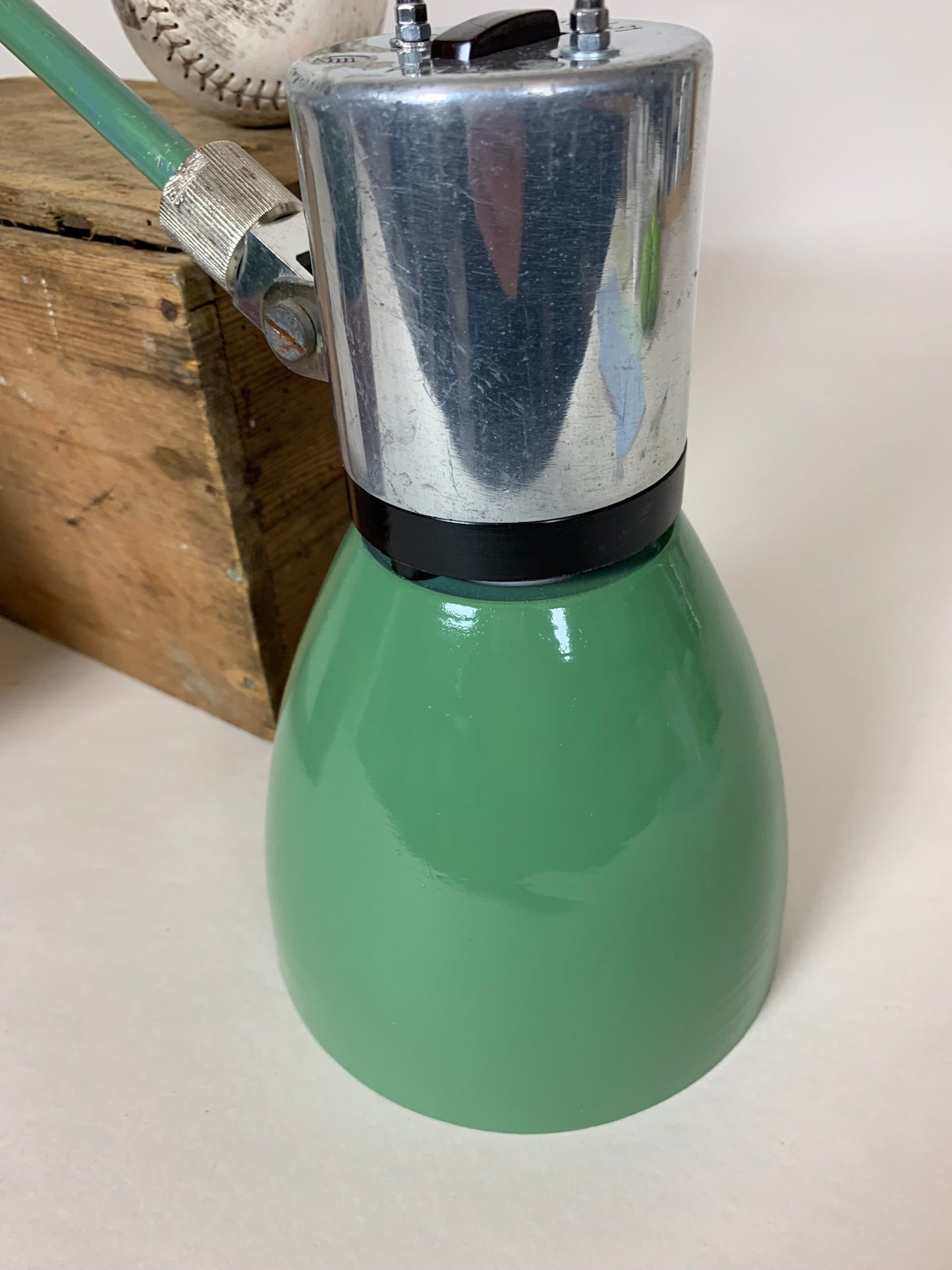 Skøn industriel grøn væg eller bordlampe