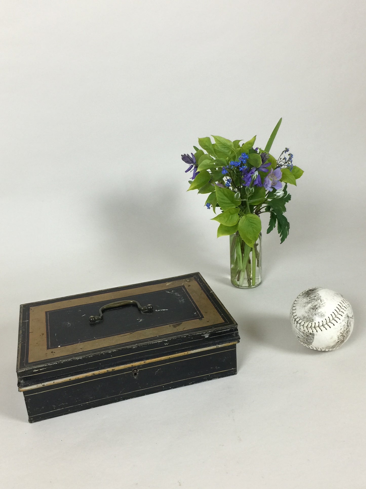 Fin gammel Metalkasse med overraskelse indeni