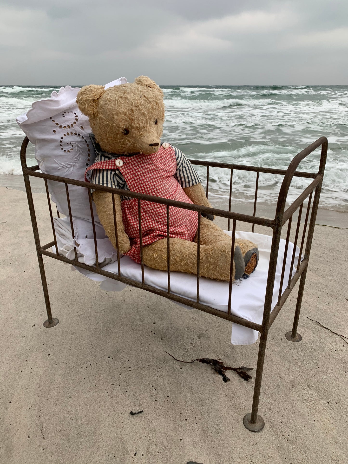 Skøn gammel bamse med seng - fra Frankrig
