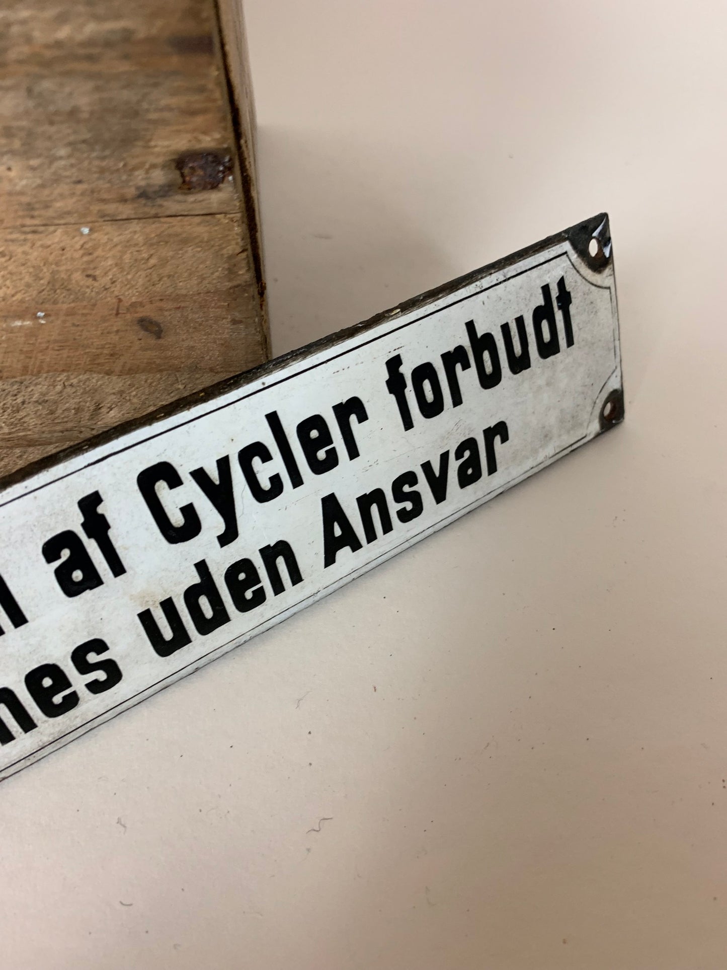 Gammelt og sjovt emaljeskilt