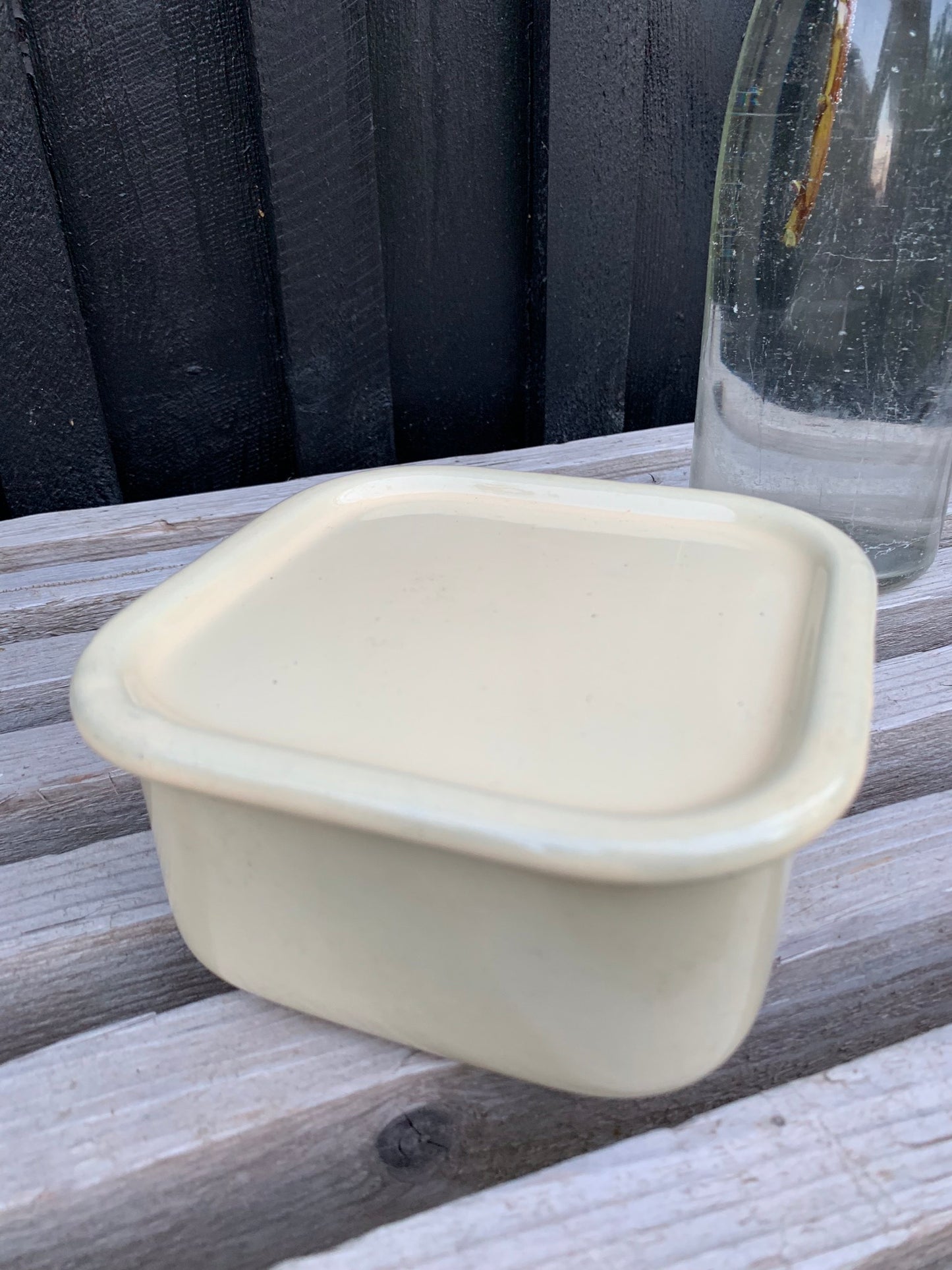 Emaljekrukke med låg