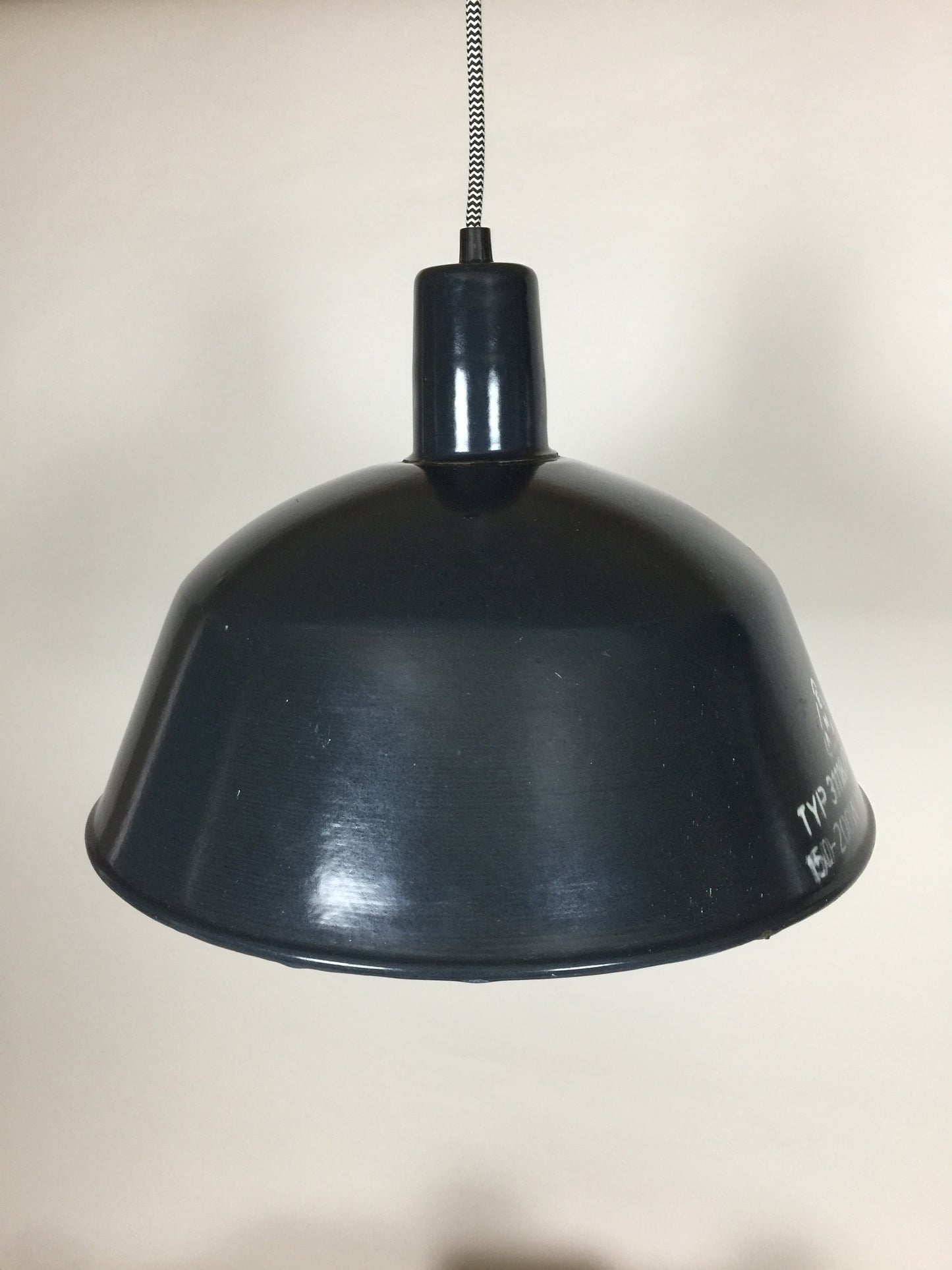 Smuk, rå og industriel lampe