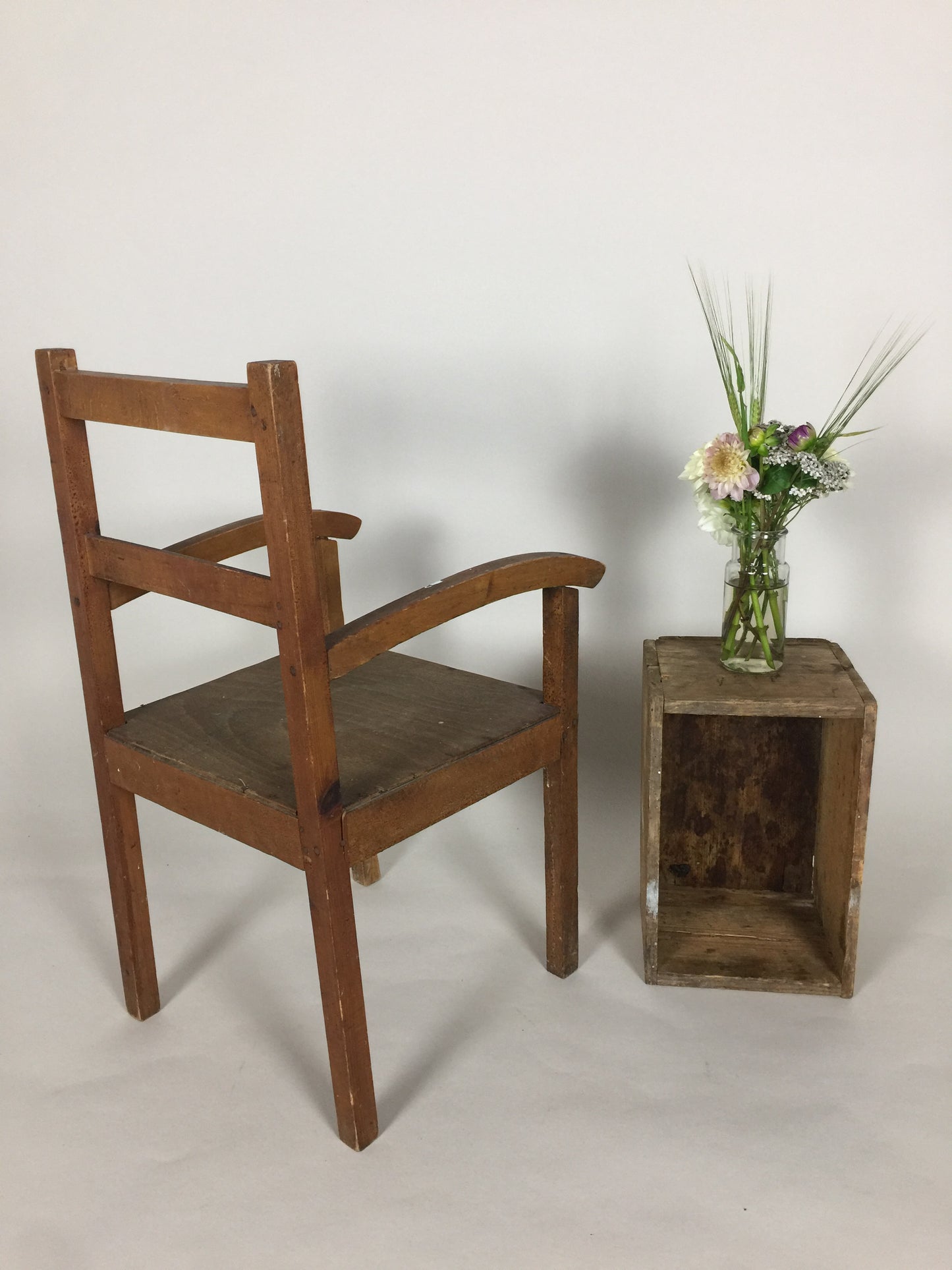 Fin lille børnestol i træ