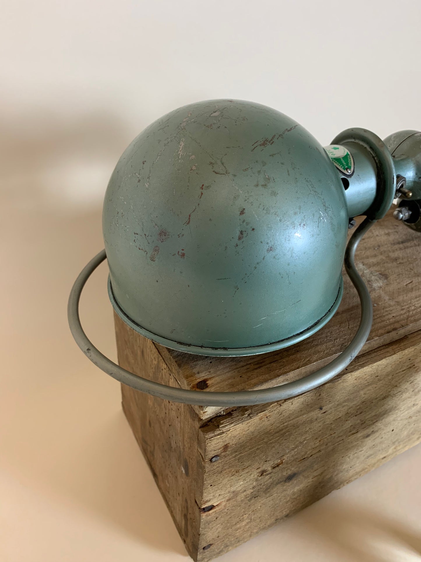 Grøn Jieldé væglampe med masser af patina