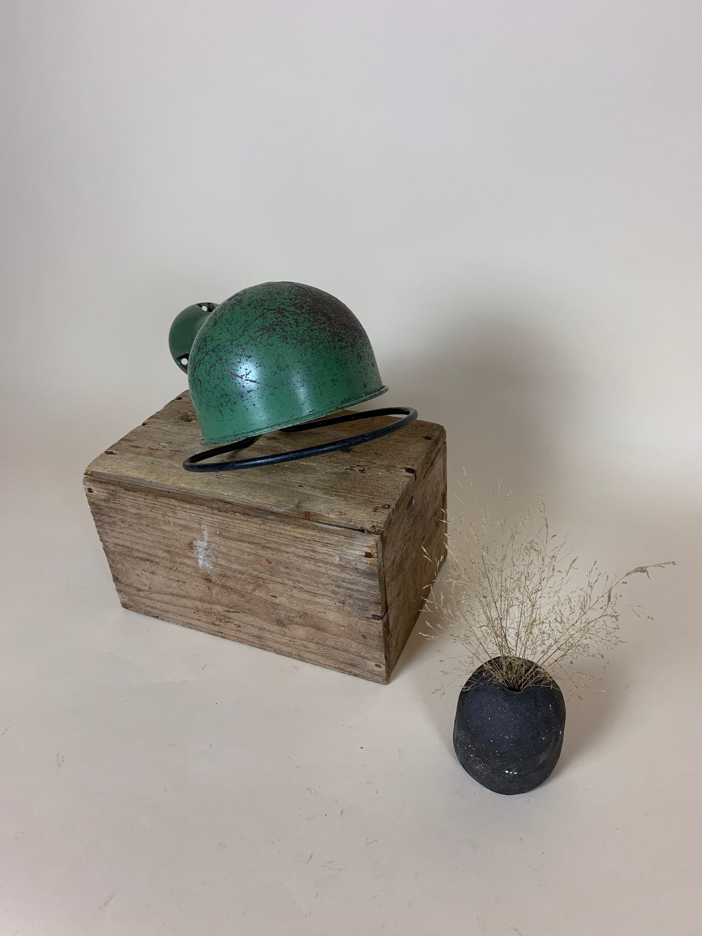 Grøn Jieldé lampe med masser af patina