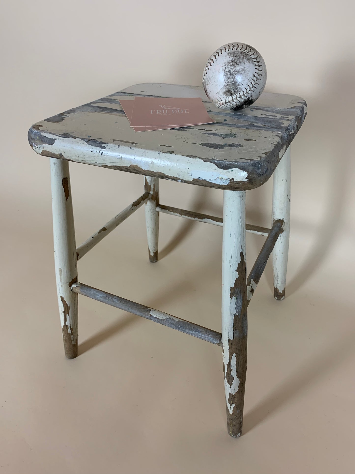 Taburet med masser af patina