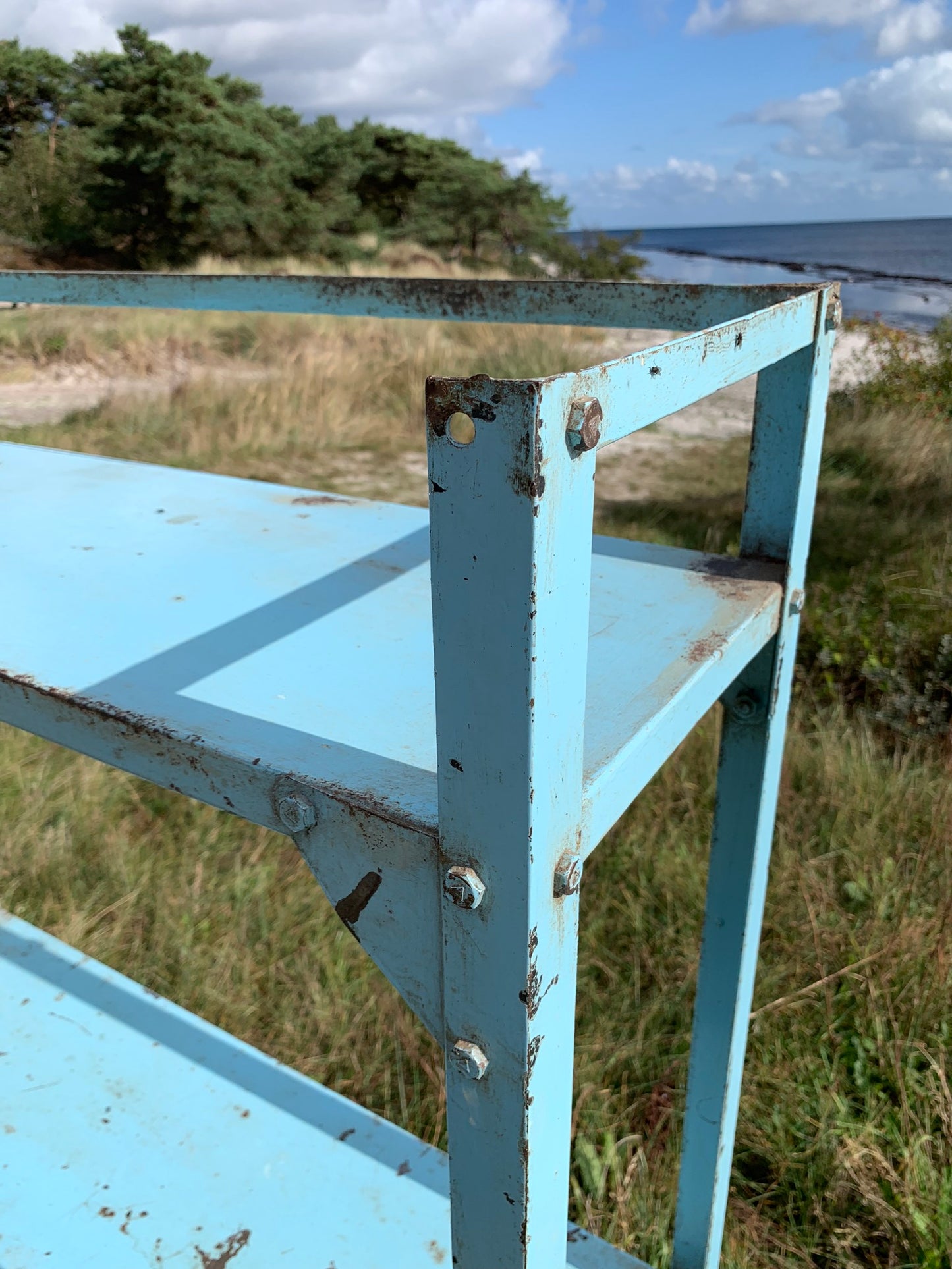 Rå og skøn metalreol
