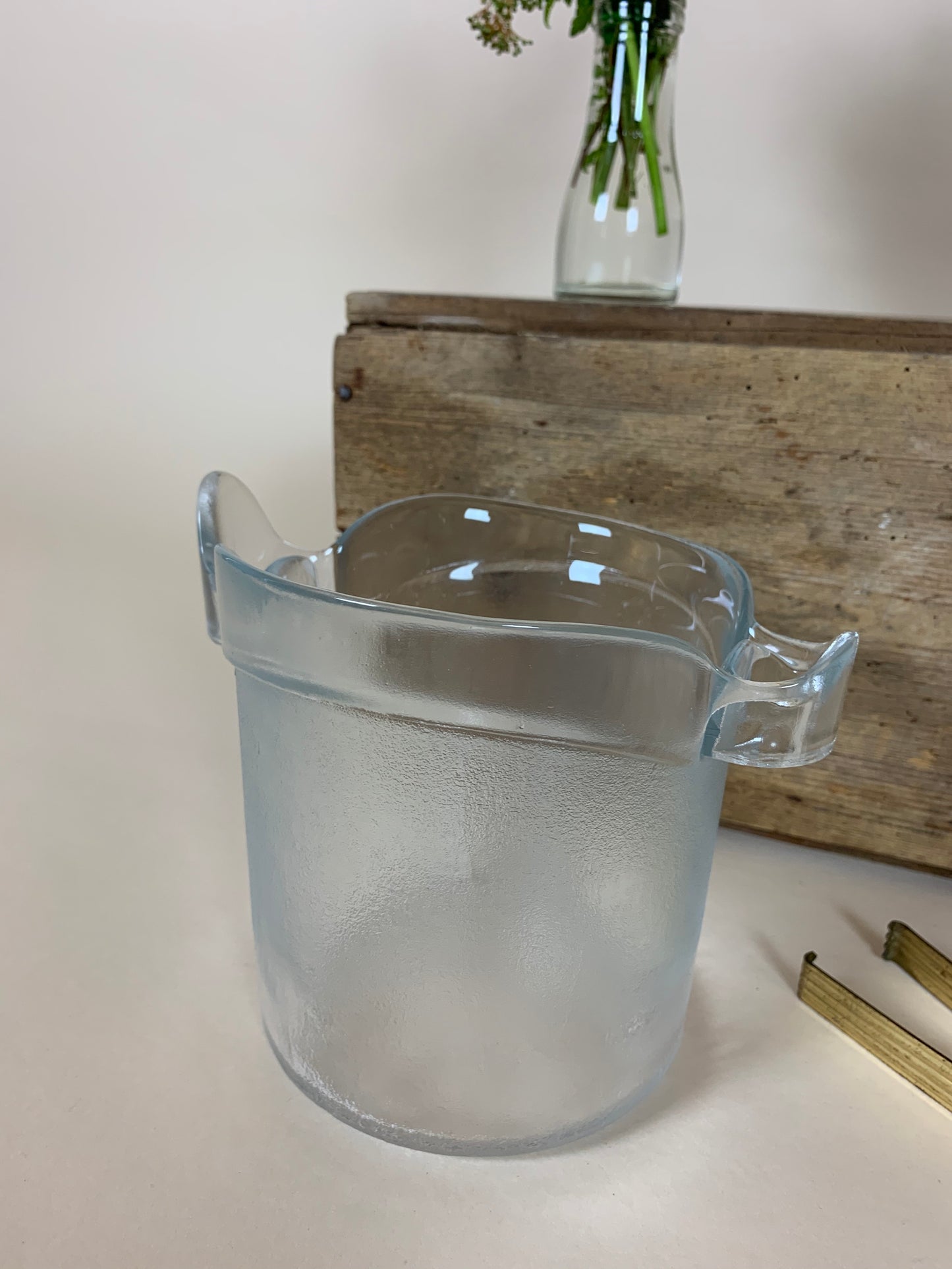 Isspand i matteret glas med tang