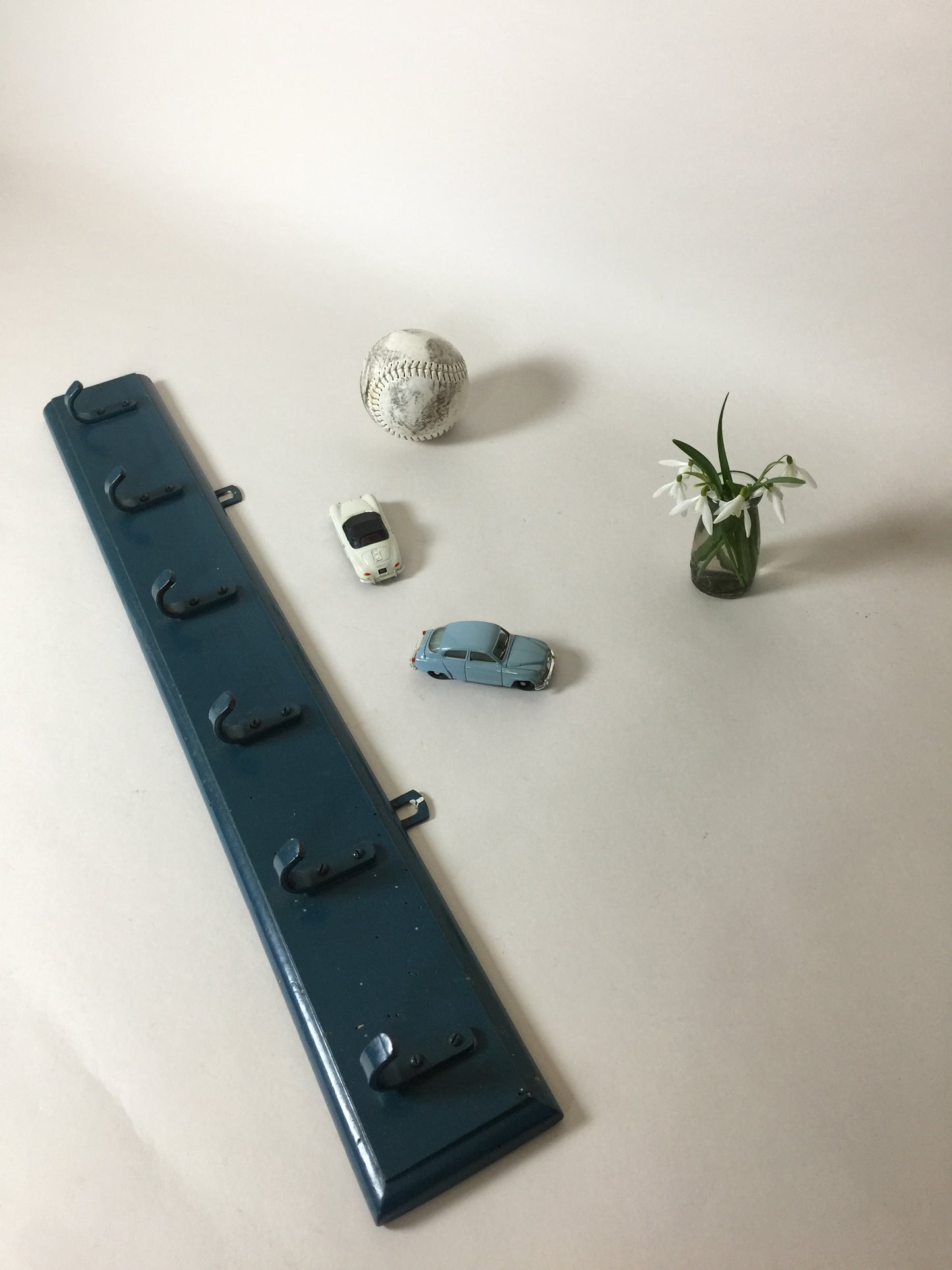 Fin gammel blå knagerække