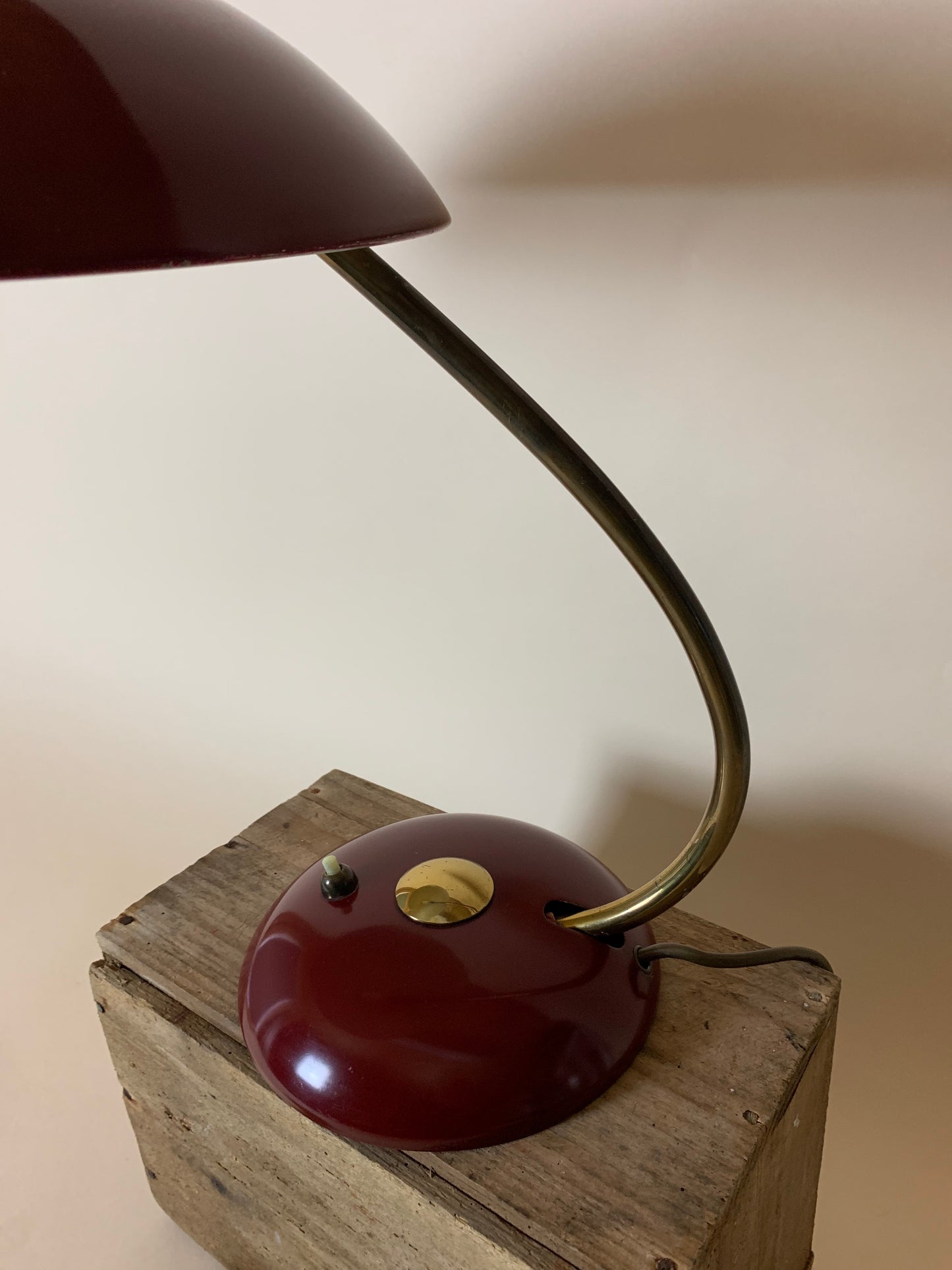 Helo vintagelampe i mørk rød